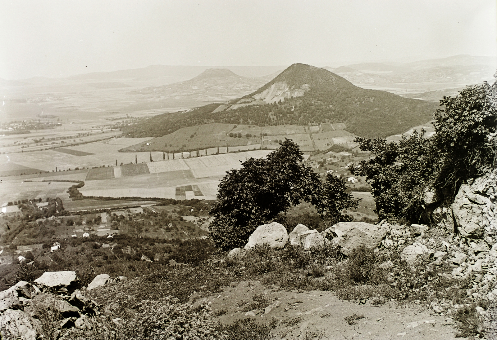 Hungary,Lake Balaton, Nemesgulács, kilátás a Badacsony-ról a Kökapu-tól a Tapolcai medencére, jobbra a Gulács, mögötte a Csobánc., 1934, Schermann Ákos, Schermann Szilárd, picture, Fortepan #95521