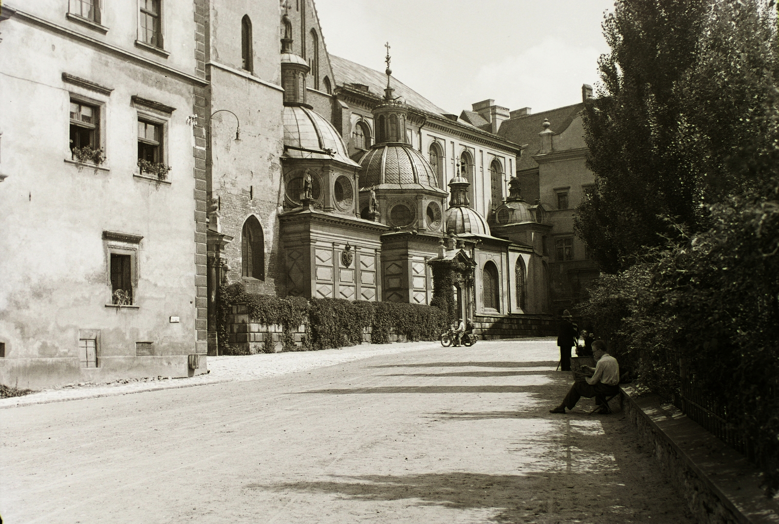 Poland, Kraków, Királyi Palota (Wawel), a háttérben a Szent Szaniszló és Szent Vencel székesegyház., 1934, Schermann Ákos, Schermann Szilárd, castle, Fortepan #95527