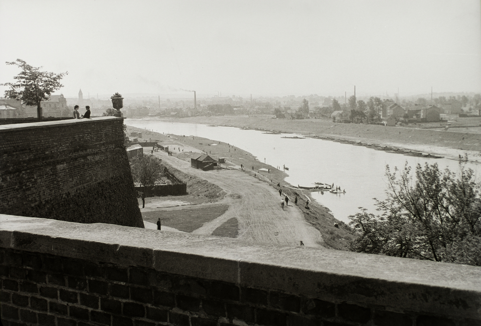 Poland, Kraków, kilátás a Királyi Palotából (Wawel) a Visztula (Wisła) folyóra, balra a pálos kolostor., 1934, Schermann Ákos, Schermann Szilárd, Fortepan #95529