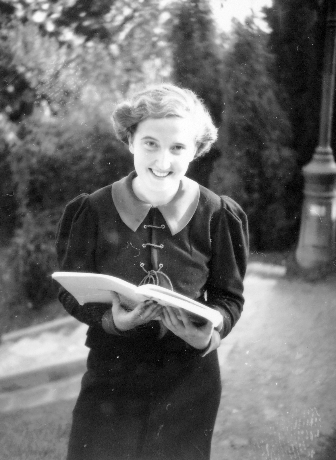 Hungary, Budapest I., 1941, Fortepan, portrait, book, woman, Budapest, Fortepan #9553
