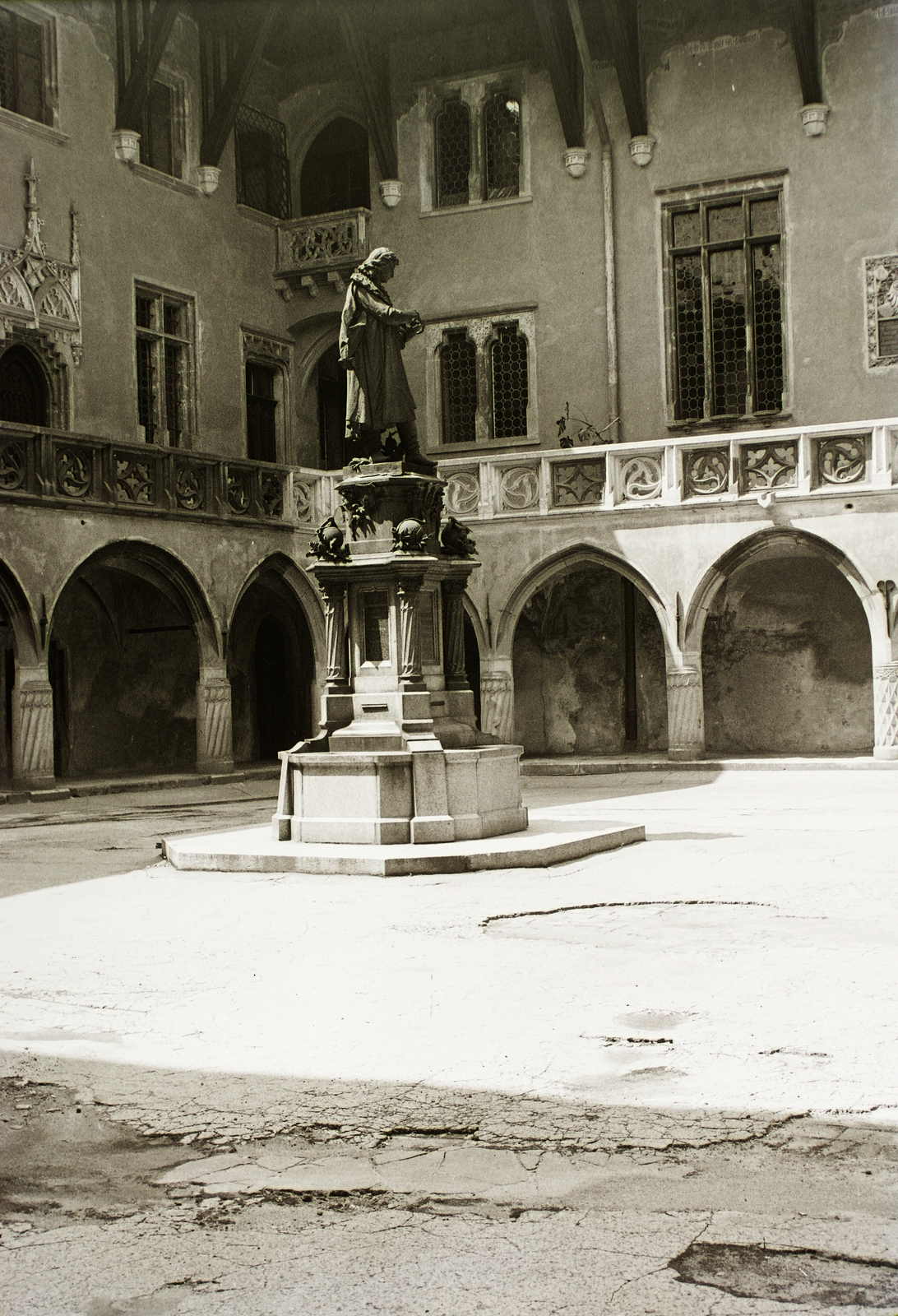 Poland, Kraków, ulica Jagiellońska, Collegium Maius a Jagelló Egyetem legrégebbi épületének az udvara, Nikolausz Kopernikusz szobra (Cyprian Godebski, 1900)., 1934, Schermann Ákos, Schermann Szilárd, university, Nicolaus Copernicus-portrayal, Cyprian Godebski-design, Fortepan #95530