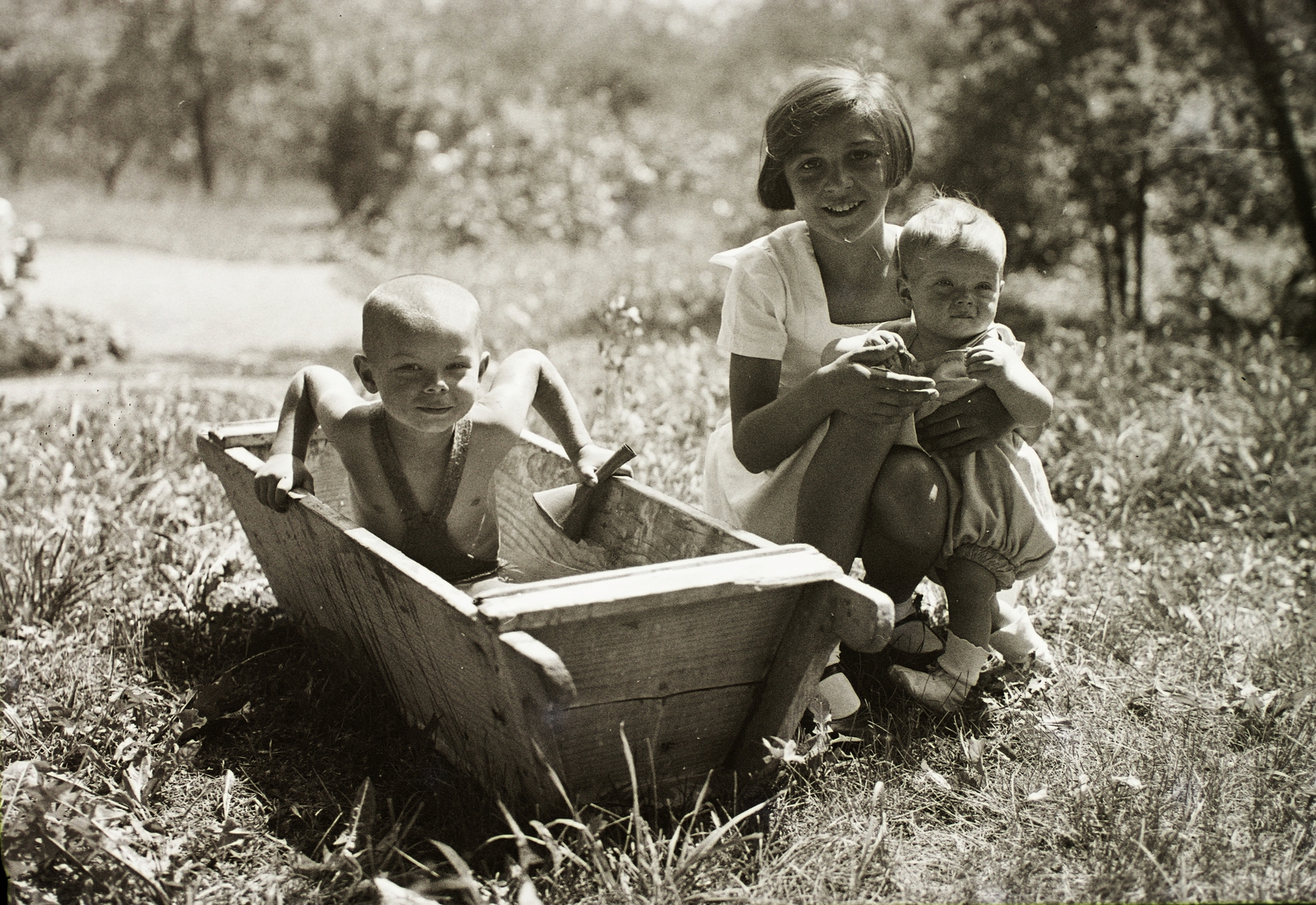 Slovakia, Dobšiná, 1934, Schermann Ákos, Schermann Szilárd, Czechoslovakia, kids, tub, bath, girl, boy, doll, Fortepan #95535