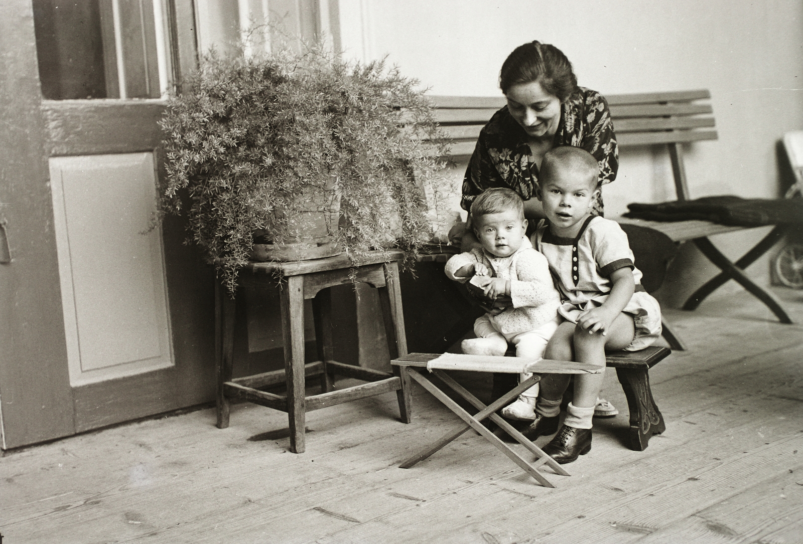 Szlovákia, Dobsina, 1934, Schermann Ákos, Schermann Szilárd, Csehszlovákia, gyerekek, pad, Fortepan #95539