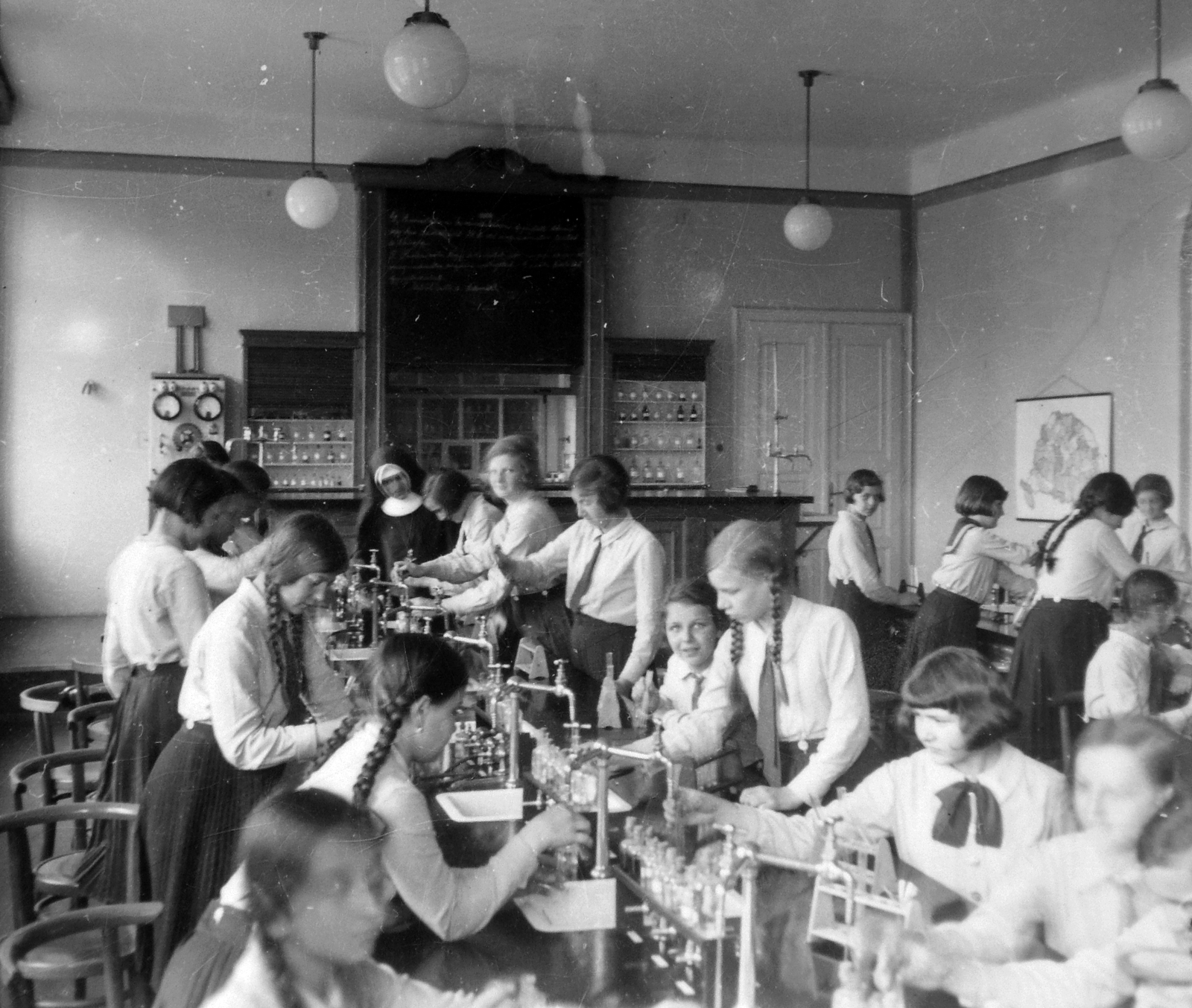 Hungary, Budapest XI., Villányi út (Szt. Imre herceg útja) 5-7. Szent Margit Gimnázium, kémiai előadó és munkaterem., 1937, Fortepan, map, high school, laboratory, Budapest, Fortepan #9554