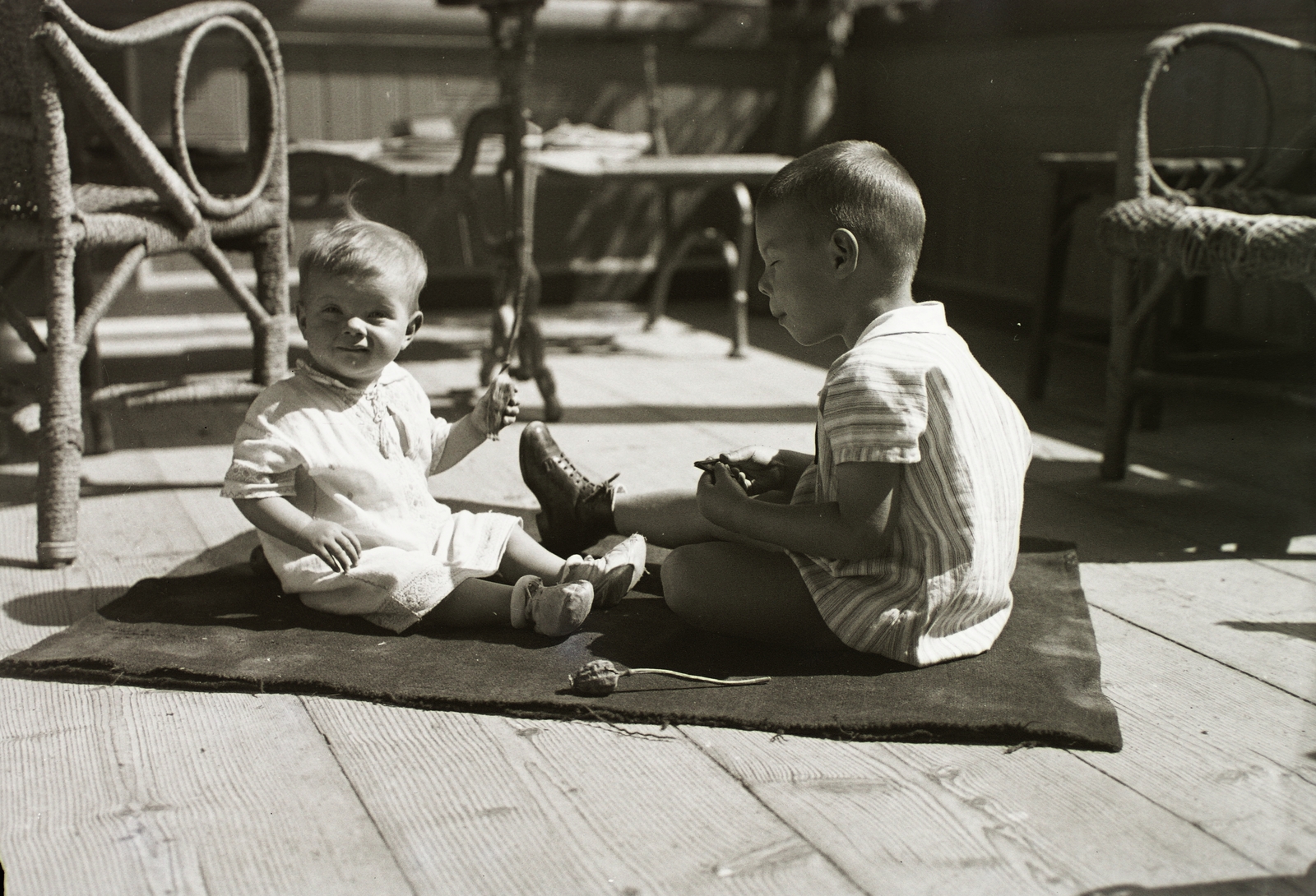 1934, Schermann Ákos, Schermann Szilárd, Czechoslovakia, wicker chair, kids, poppy straw, Fortepan #95543