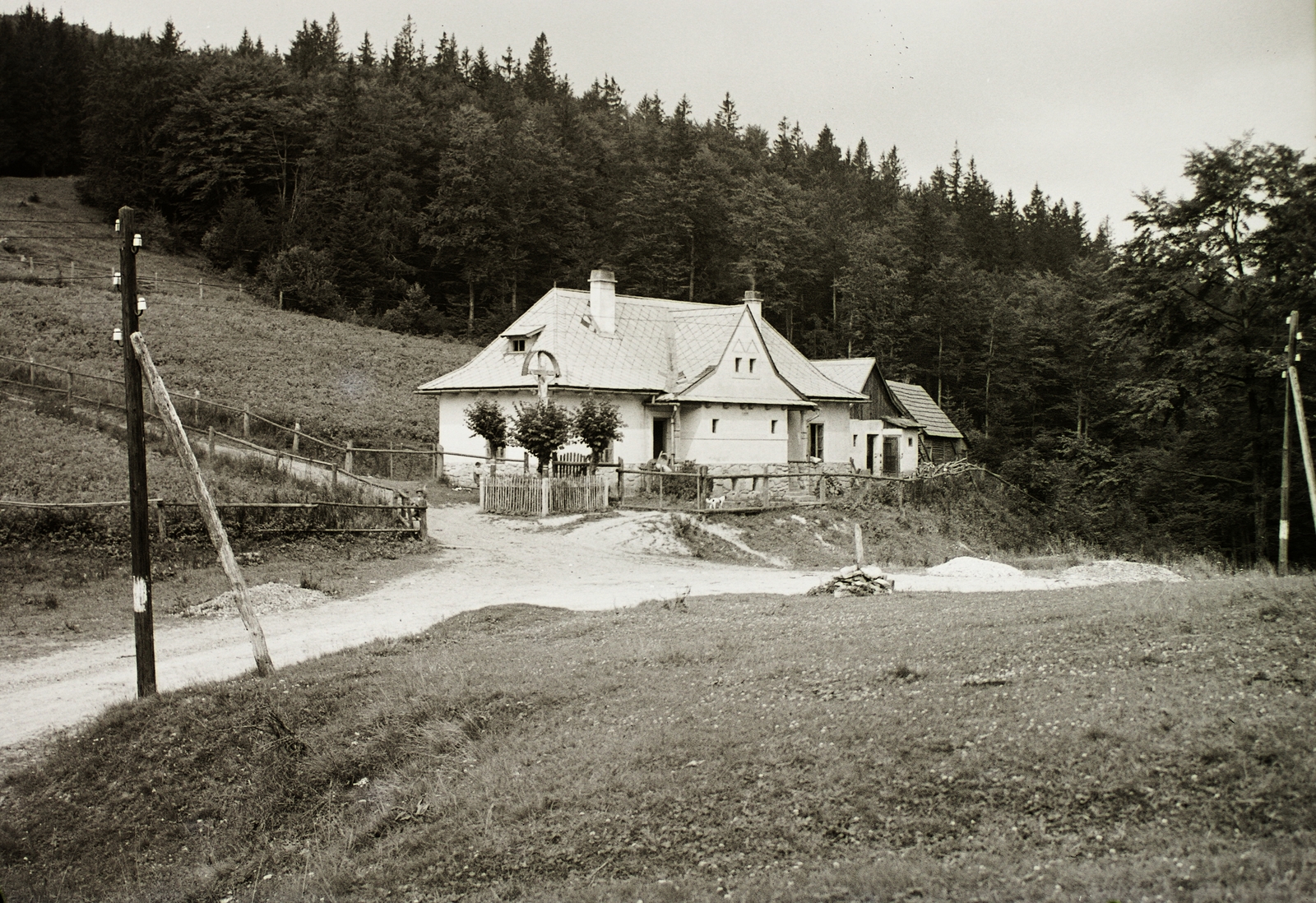 Slovakia, Szulova, útkaparó ház., 1934, Schermann Ákos, Schermann Szilárd, Czechoslovakia, crucifix, Fortepan #95547