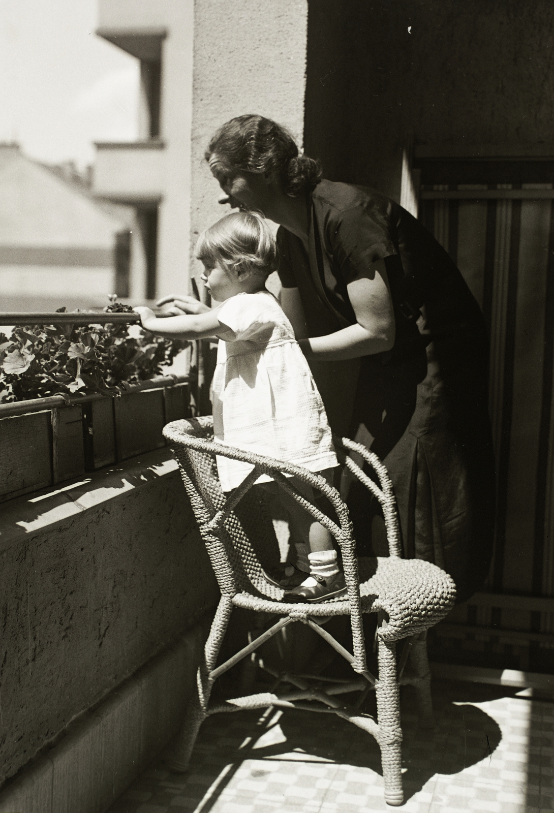 Magyarország, Budapest XI., Szabolcska Mihály utca 7., utca felőli erkély., 1935, Schermann Ákos, Schermann Szilárd, erkély, Budapest, széken állni, Fortepan #95555