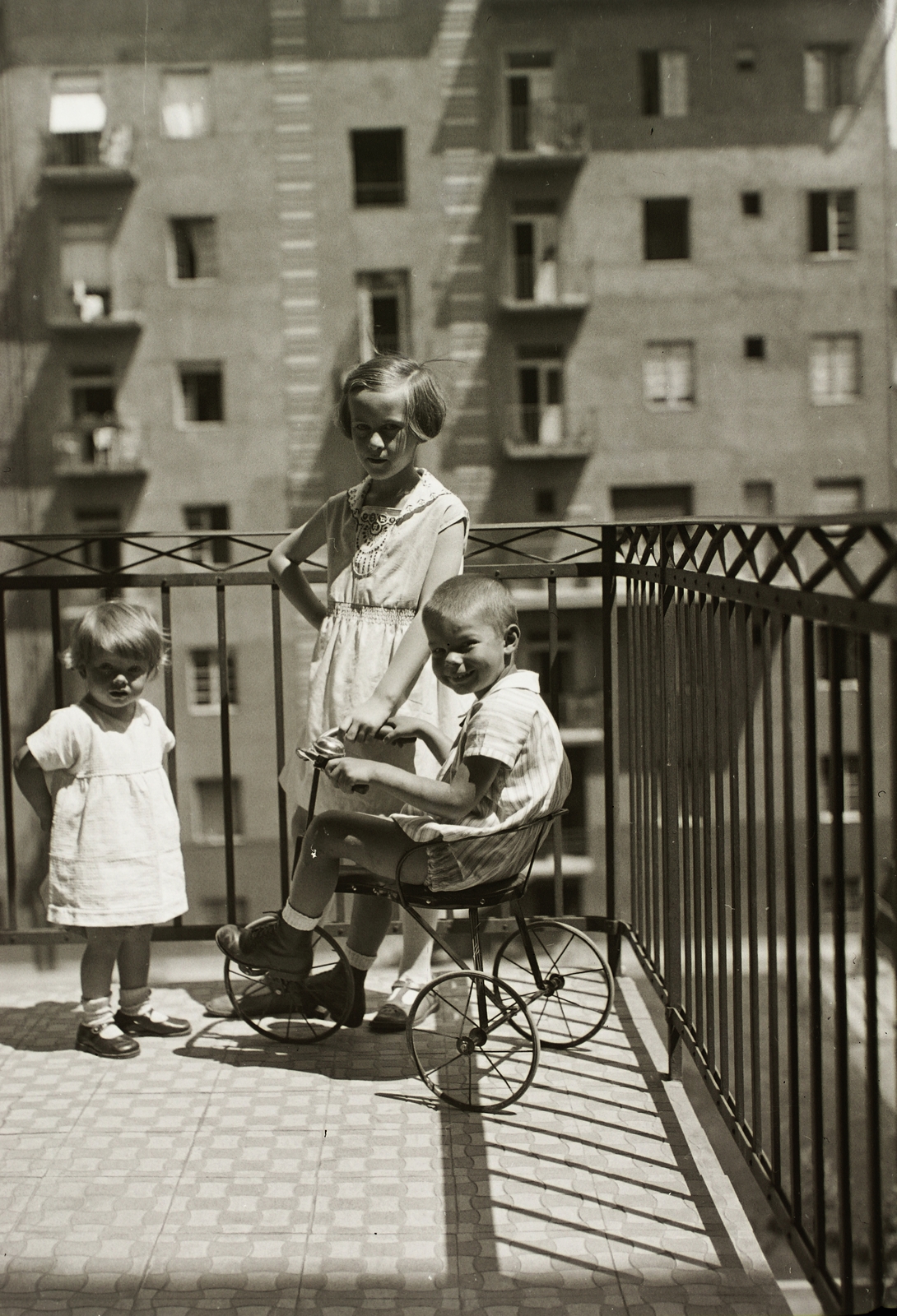 Hungary, Budapest XI., Szabolcska Mihály utca 7., folyosó, szemben a Vásárhelyi Pál utcai házak udvar felöli homlokzata., 1942, Schermann Ákos, Schermann Szilárd, balcony, kids, Budapest, kids' tricycles, Fortepan #95556