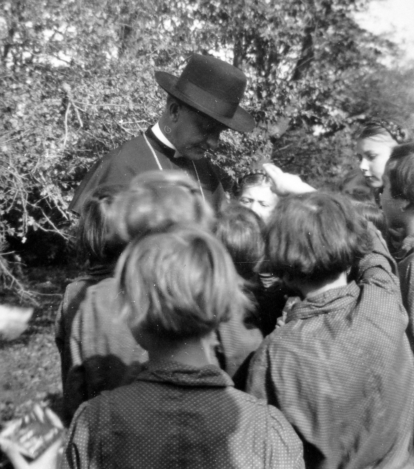 Hungary, Shvoy Lajos székesfehérvári katolikus püspök., 1935, Fortepan, priest, kids, Fortepan #9556
