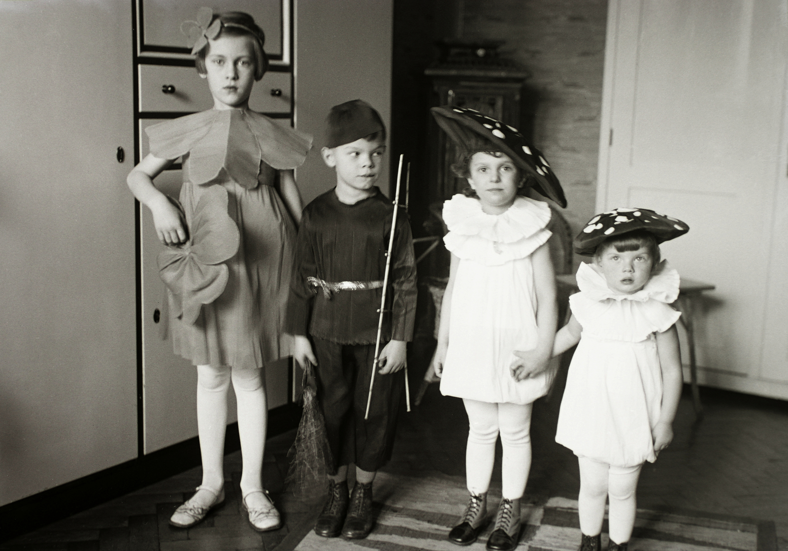 1935, Schermann Ákos, Schermann Szilárd, ladder, costume, kid, mushroom, brothers, chimney sweeper, hold hands, height chart, Fortepan #95582