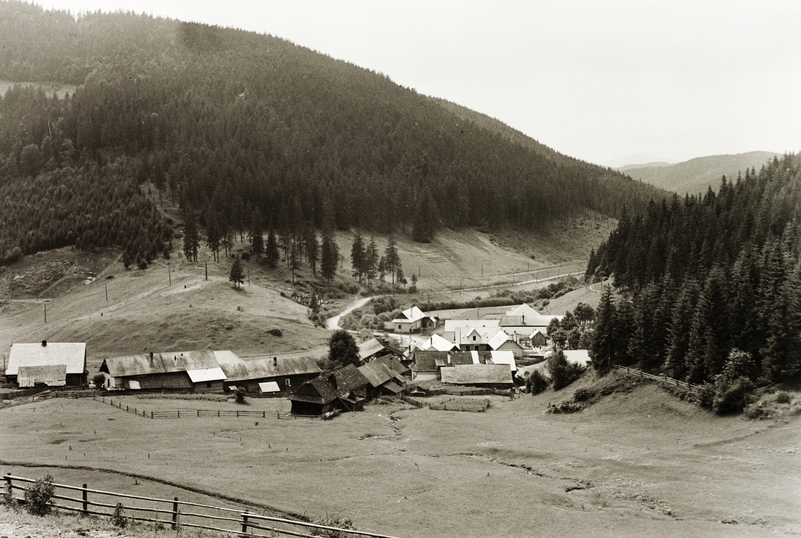 Szlovákia, Hollópatak, Rosszmalom (ekkor önálló, ma a község része) látképe., 1938, Schermann Ákos, Schermann Szilárd, Csehszlovákia, falu, fenyőerdő, Fortepan #95607