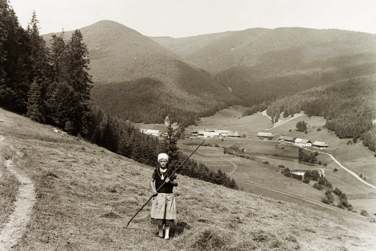 Slovakia, Mlynky, Hollópatak (ekkor önálló, ma a község része) látképe., 1938, Schermann Ákos, Schermann Szilárd, Czechoslovakia, picture, girl, Fortepan #95609