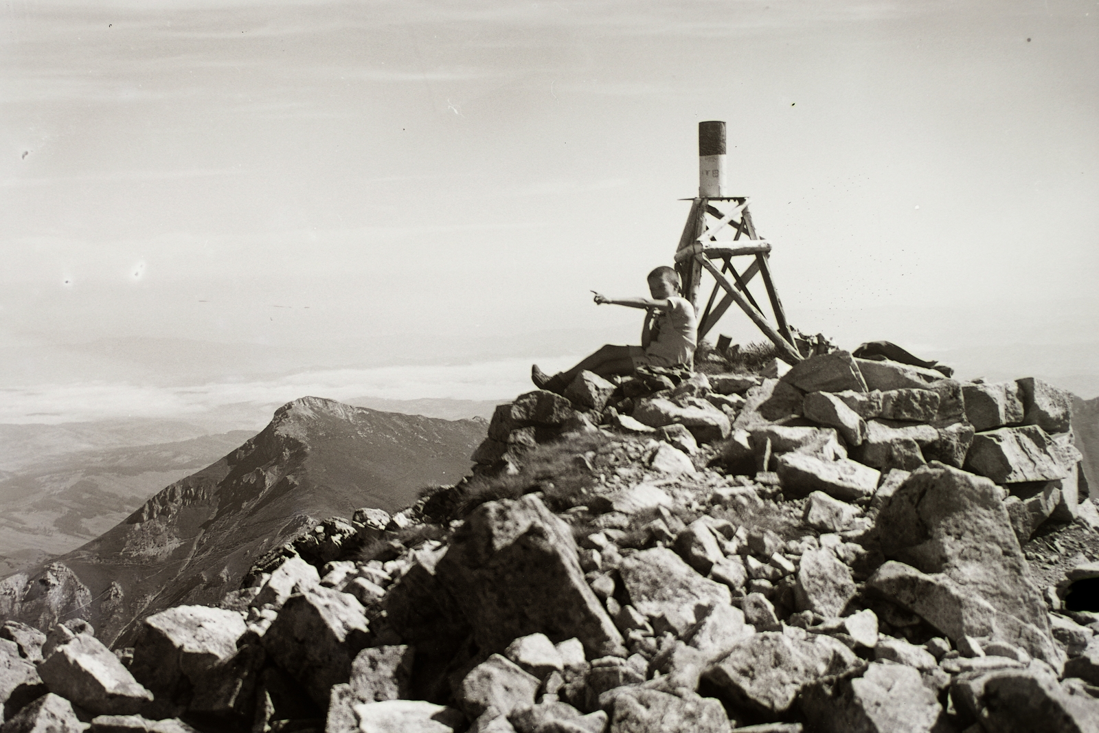 Slovakia, High Tatras, Fehér-tavi csúcs., 1939, Schermann Ákos, Schermann Szilárd, mountain, kid, milestone, Tatra Mountains, First Slovak Republic, Fortepan #95629