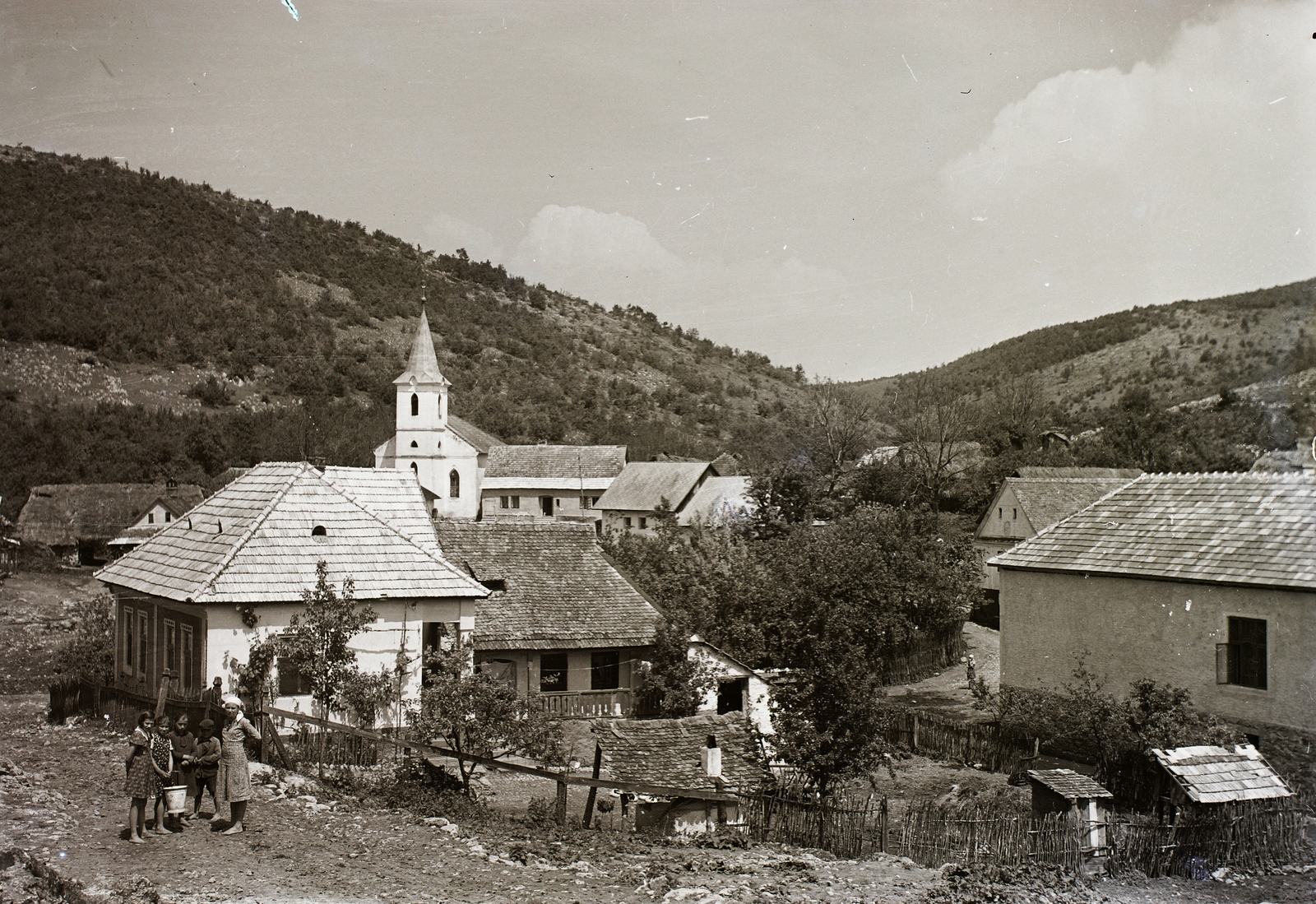 Slovakia, Kečovo, a község látképe, balra az Urunk mennybemenetele római katolikus templom., 1940, Schermann Ákos, Schermann Szilárd, kids, Catholic Church, Fortepan #95642