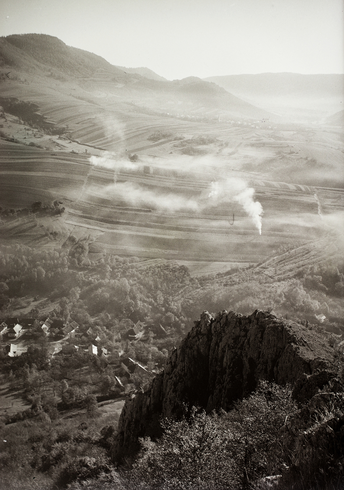 Slovakia, Kováčová, Somhegy, a sziklaorom alatt a község házai, a távolban Lucska., 1940, Schermann Ákos, Schermann Szilárd, picture, Fortepan #95650