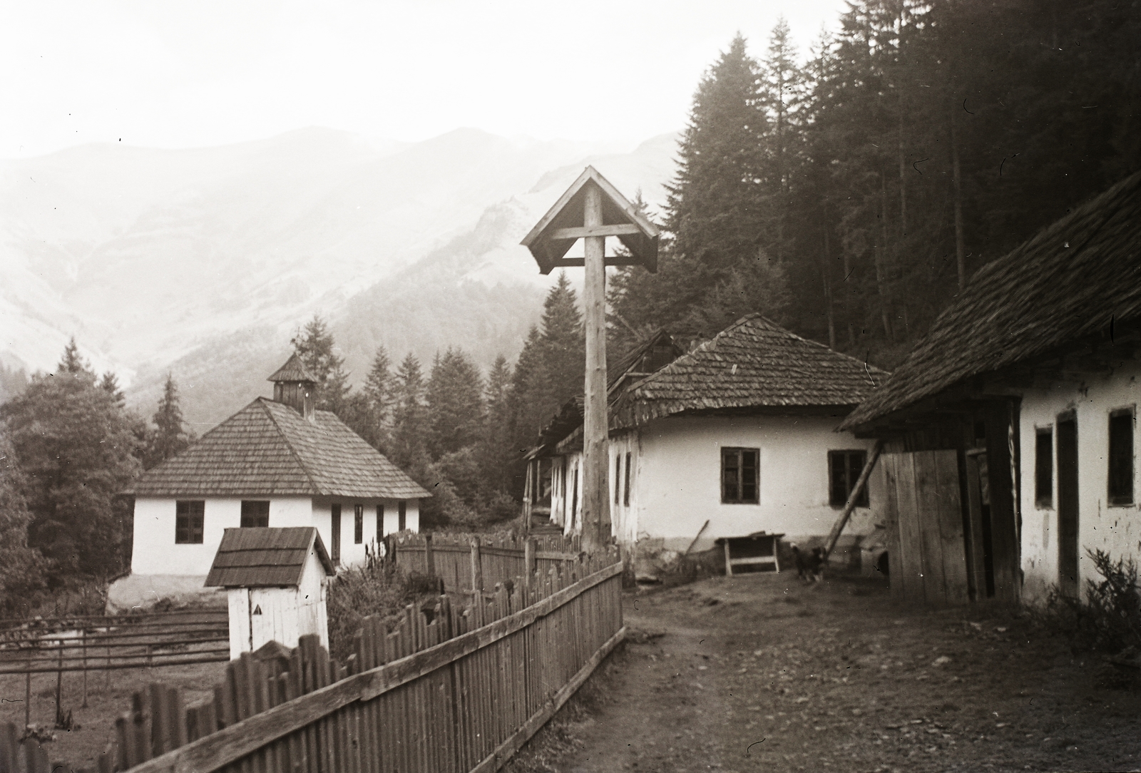 Romania,Transylvania, Valea Vinului, háttérben a Radnai-havasok., 1941, Schermann Ákos, Schermann Szilárd, Fortepan #95659