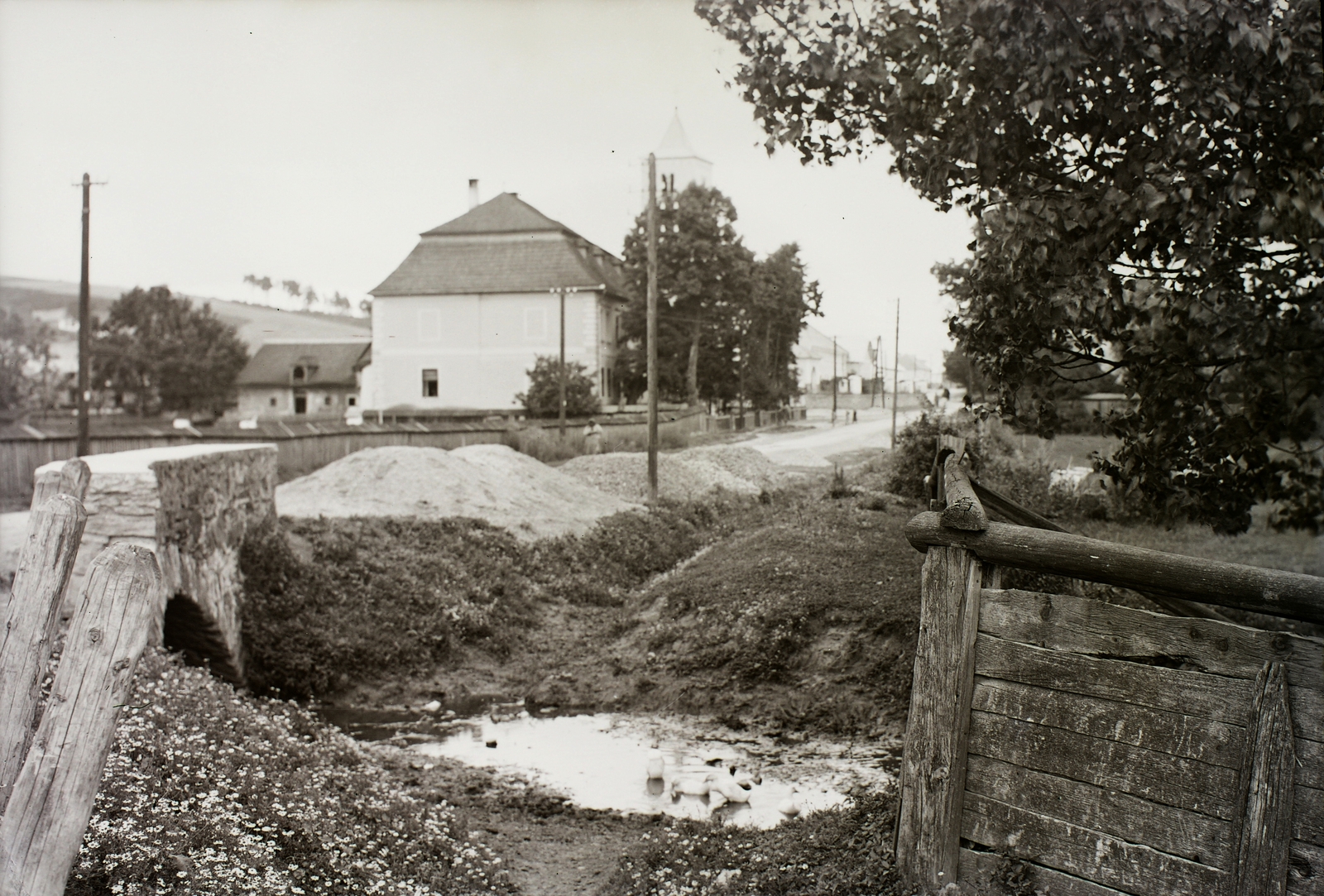 Szlovákia, Káposztafalva, Fő utca (ulica Hlavná), középen a fától takarva a Szent Lőrinc-templom., 1931, Schermann Ákos, Schermann Szilárd, Csehszlovákia, Fortepan #95665