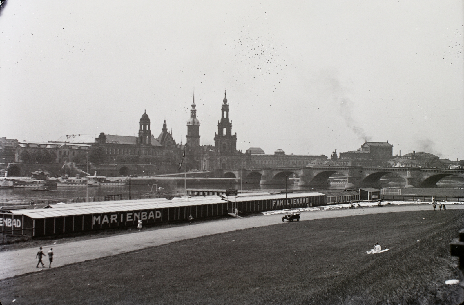 Germany, Dresden, Augustusbrücke az Elba folyón, a túlparton a Residenzschloss és a Hofkirche., 1927, Schermann Ákos, Sztehlo Borbála, church, Baroque-style, Catholic Church, Cathedral, Gaetano Chiaveri-design, Fortepan #95679