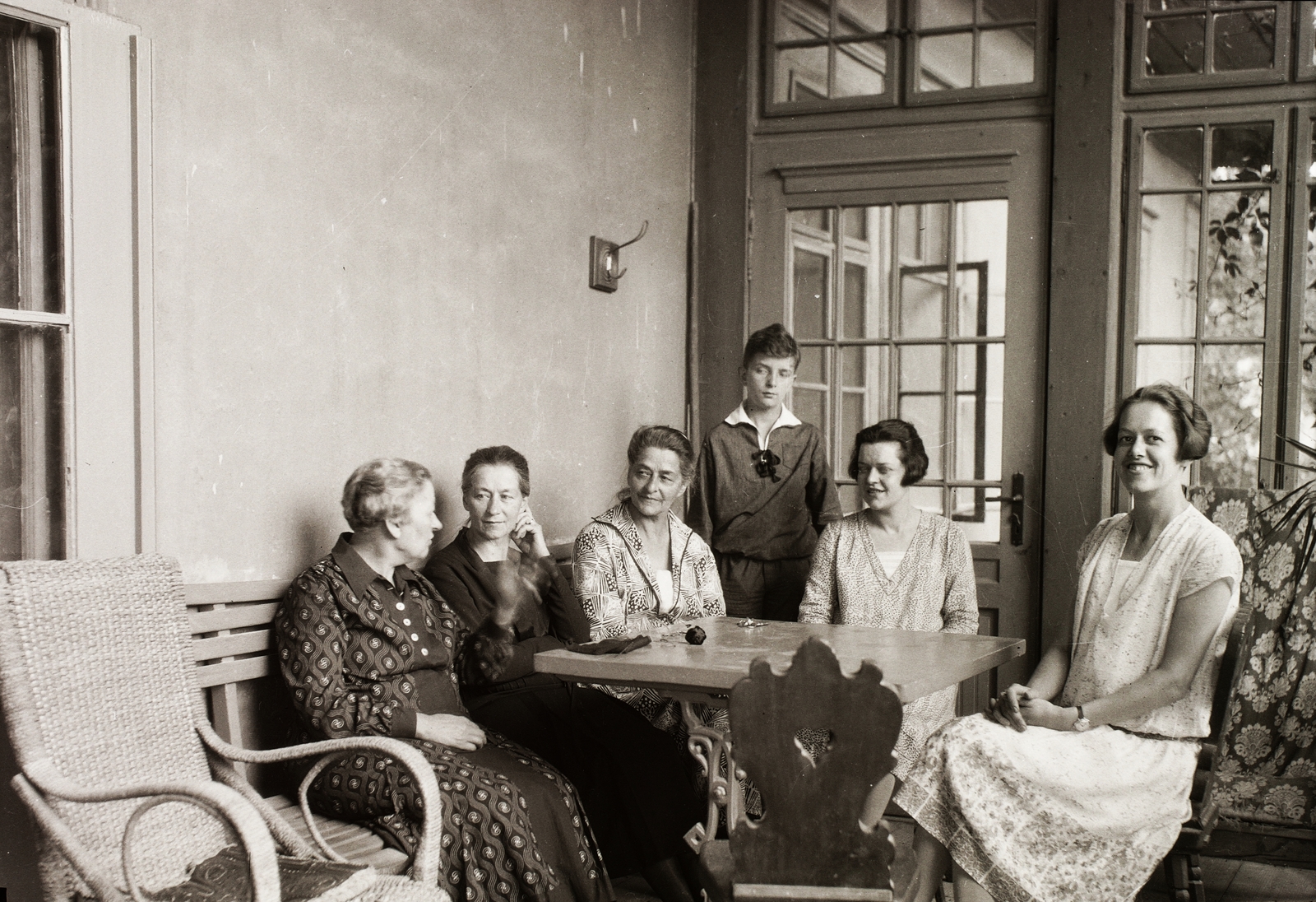 Szlovákia, Dobsina, Szontagh-ház., 1927, Schermann Ákos, Sztehlo János, Csehszlovákia, nők, asztal, generációk, Fortepan #95686