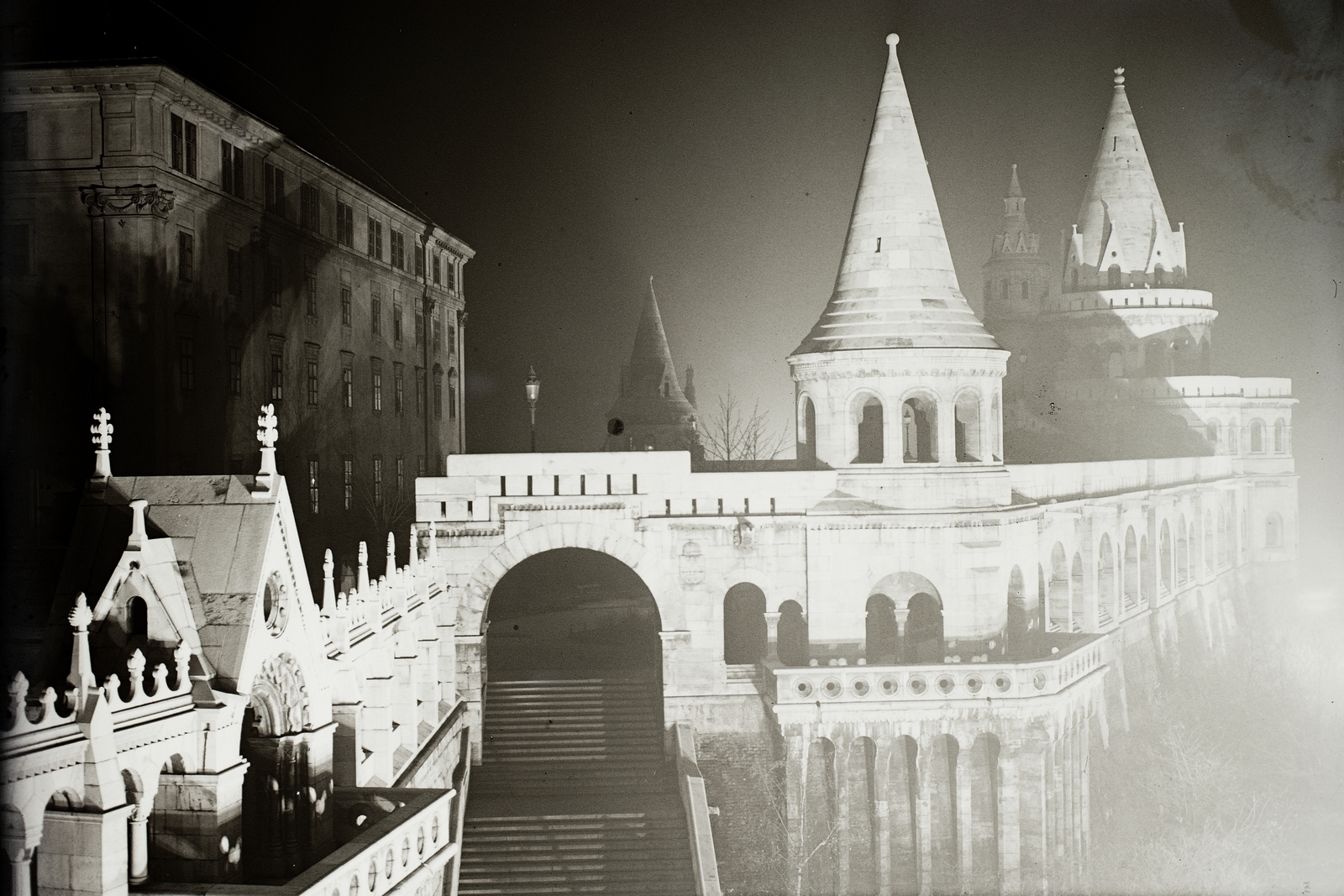 Magyarország, Halászbástya,budai Vár, Budapest I., 1929, Schermann Ákos, Schermann Szilárd, műemlék, építészet, éjszaka, Schulek Frigyes-terv, torony, neoromán építészet, Budapest, lépcsősor, világörökség, Fortepan #95690