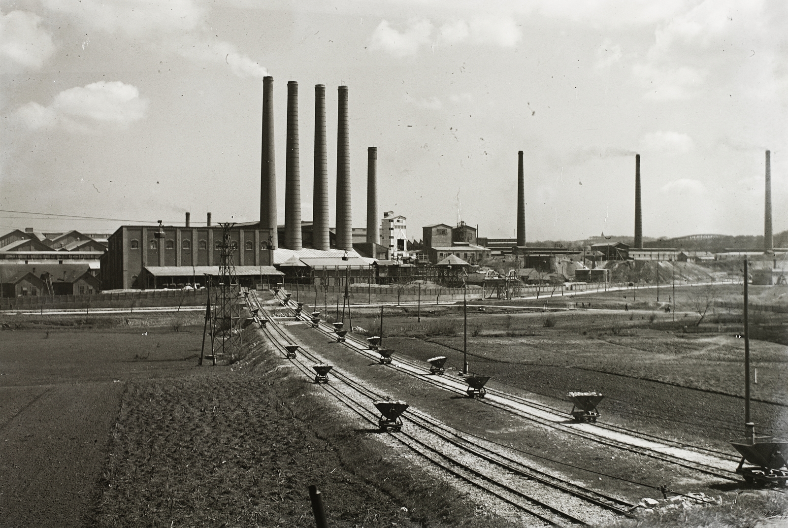 Magyarország, Tatabánya, Felsőgalla (ekkor önálló, ma a város része), Cement- és Mészmű., 1931, Schermann Ákos, Schermann Szilárd, gyár, gyárkémény, Fortepan #95708
