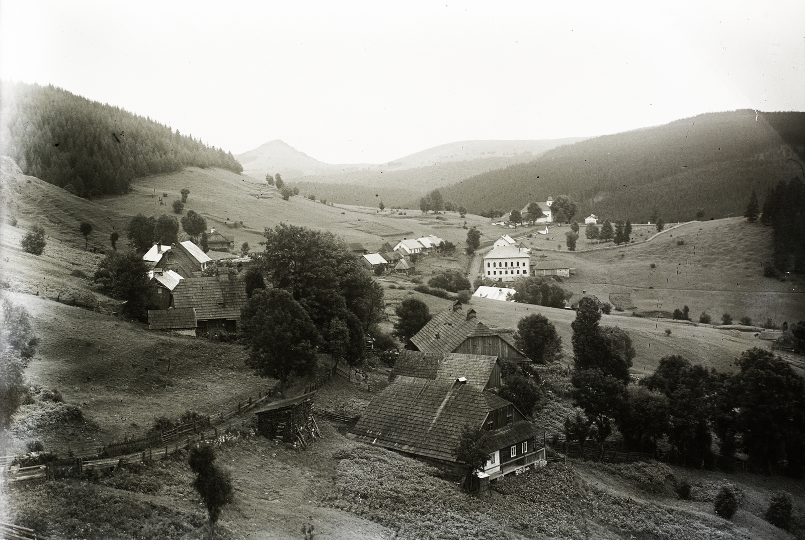 Szlovákia, Dóval, látkép a községtől kelet felé., 1931, Schermann Ákos, Schermann Szilárd, falu, hegyoldal, Fortepan #95714