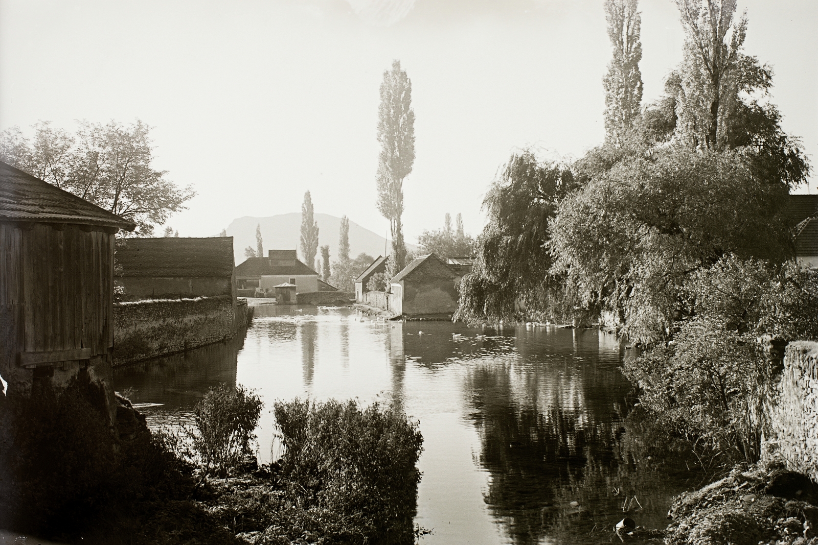 Magyarország, Tapolca, Kis-tó, távolban a Szent György-hegy., 1932, Schermann Ákos, Schermann Szilárd, Fortepan #95722