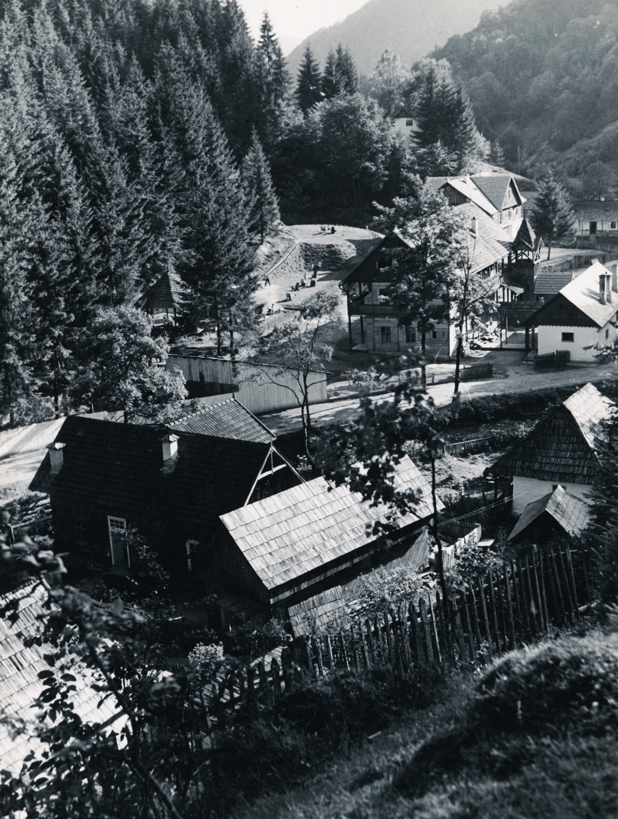 Romania,Transylvania, Valea Vinului, középen a Casa scriitorilor turistaház., 1941, Schermann Ákos, Fortepan #95743