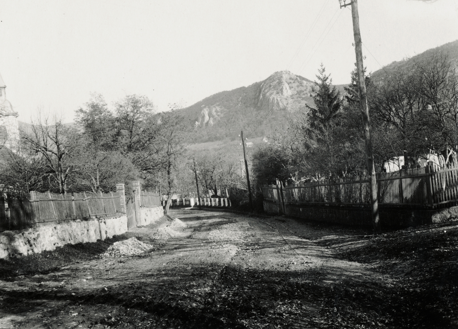 Hungary, Csobánka, Vörösvári út, balra a Szent Anna-templom, szemben az Oszoly-szikla., 1924, Schermann Ákos, lath fence, dirt road, Fortepan #95768