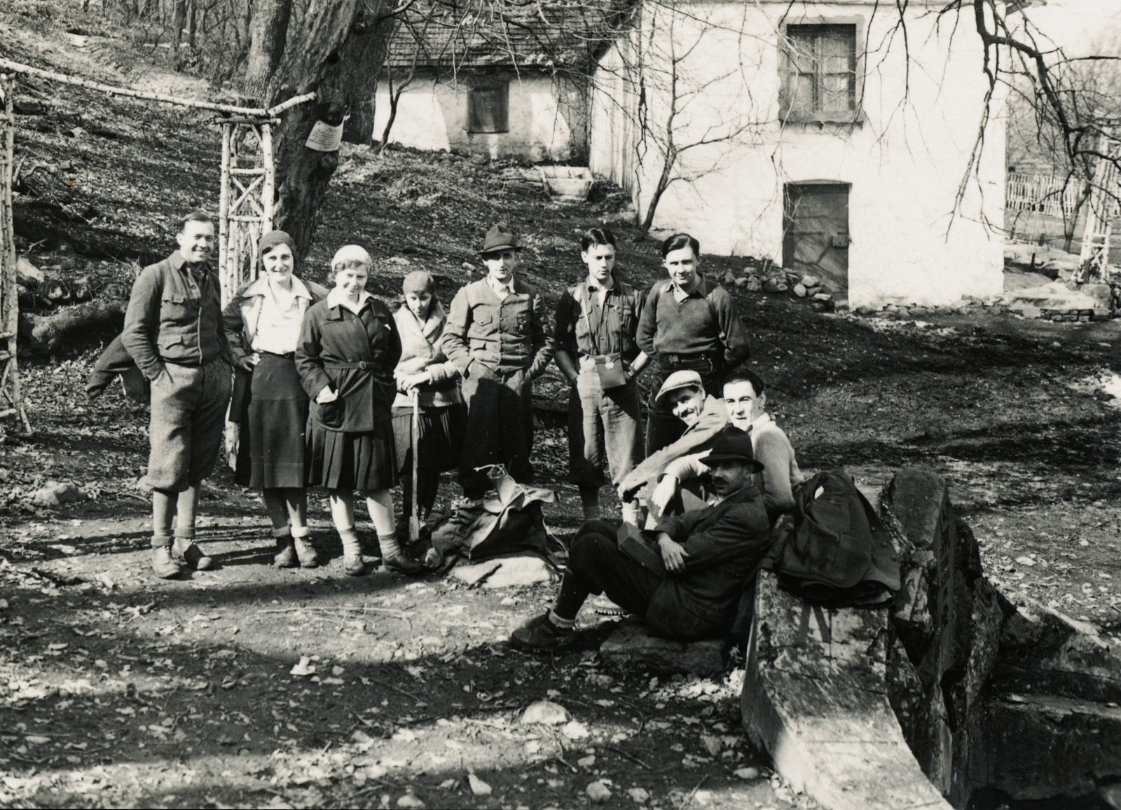 Magyarország, Szentendre, turisták a Lajos-forrásnál., 1924, Schermann Ákos, csoportkép, bricsesz, turista, Fortepan #95770