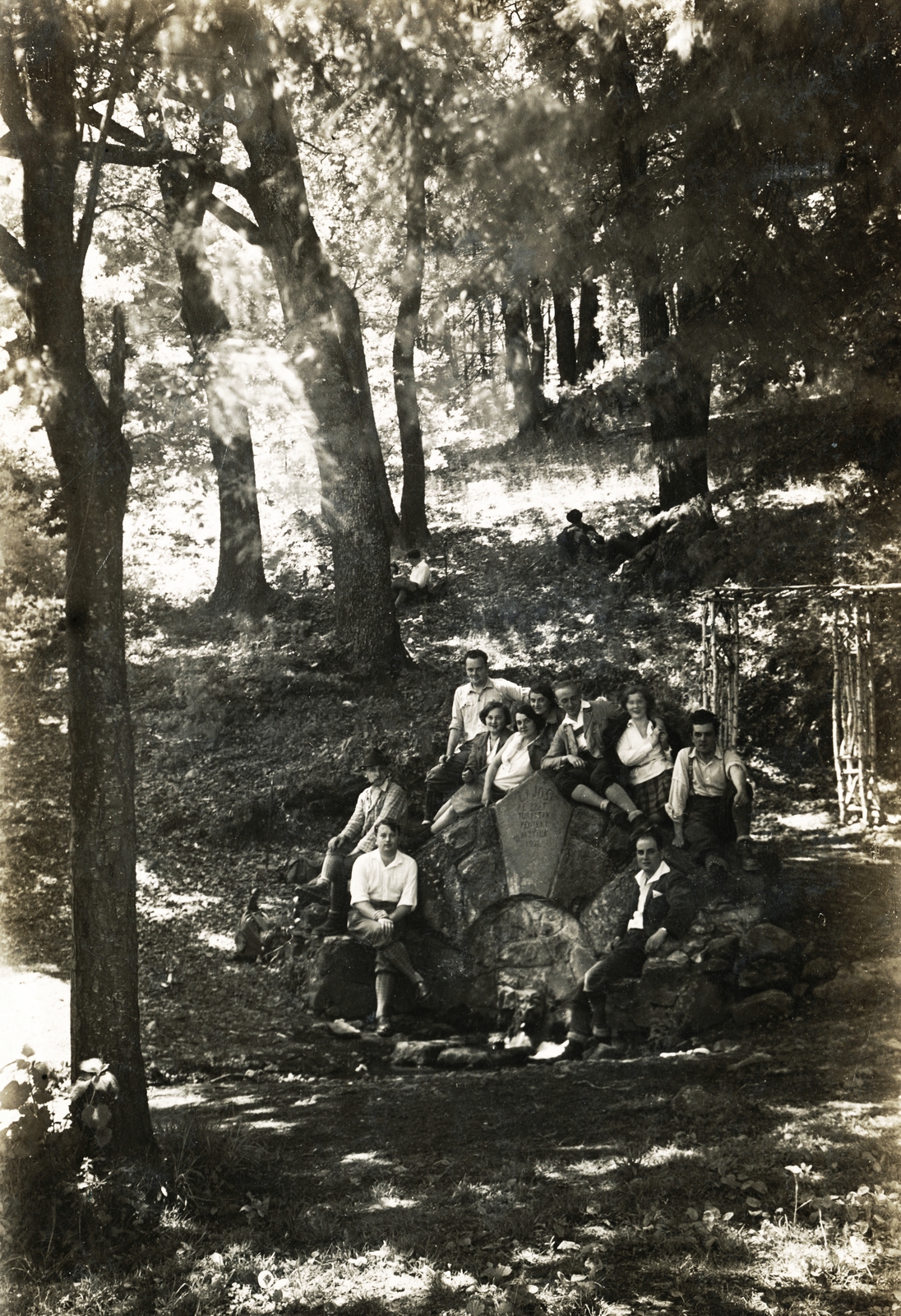 Hungary, Szentendre, turisták a Lajos-forrásnál., 1924, Schermann Ákos, excursion, Fortepan #95772