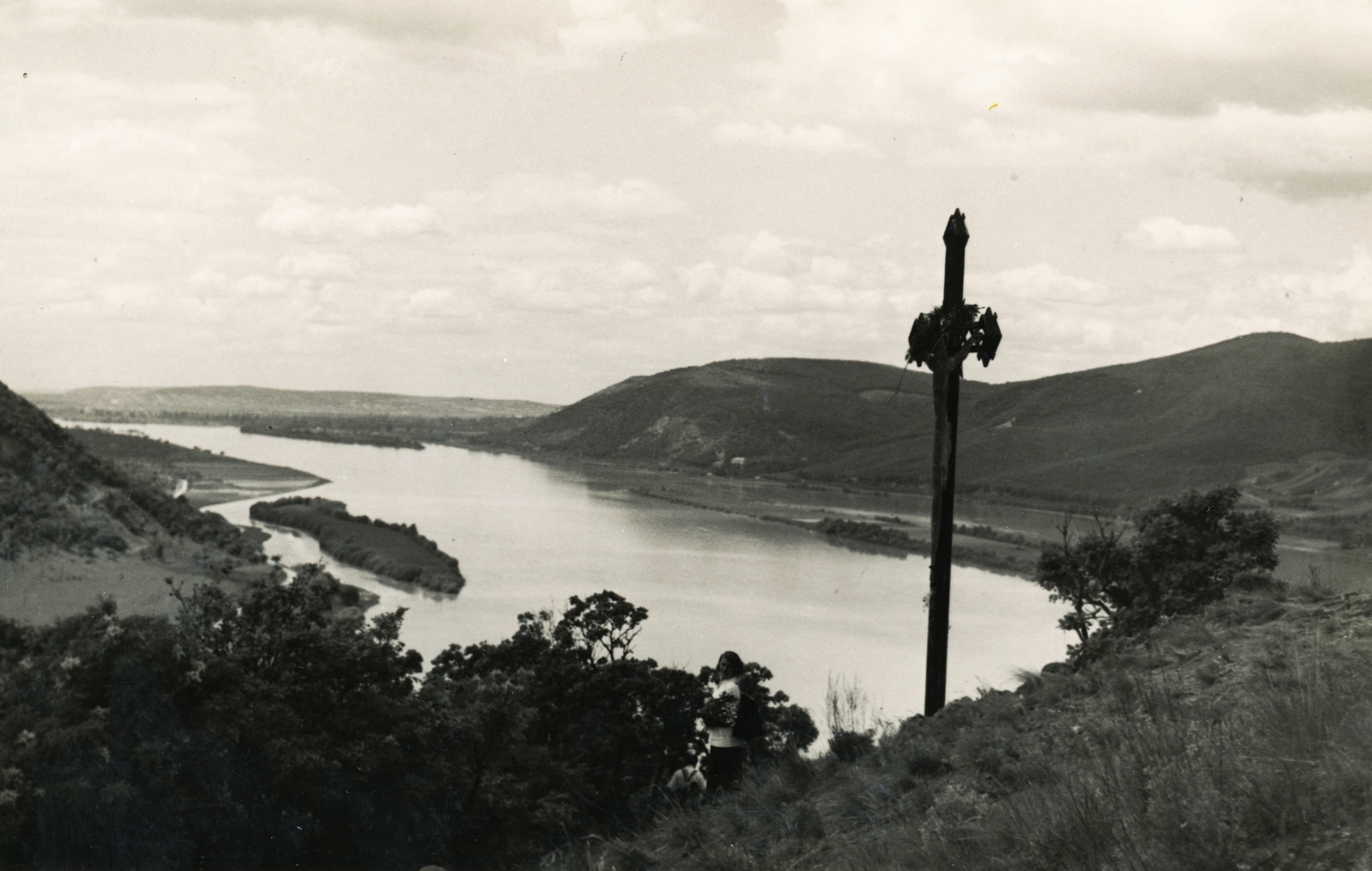 Hungary, Esztergom, Hideglelős kereszt a Hosszú-hegyen. Kilátás a Duna felé, balra a Búbánatvölgy és a Szamár-hegy., 1929, Schermann Ákos, river, Danube, crucifix, Fortepan #95783