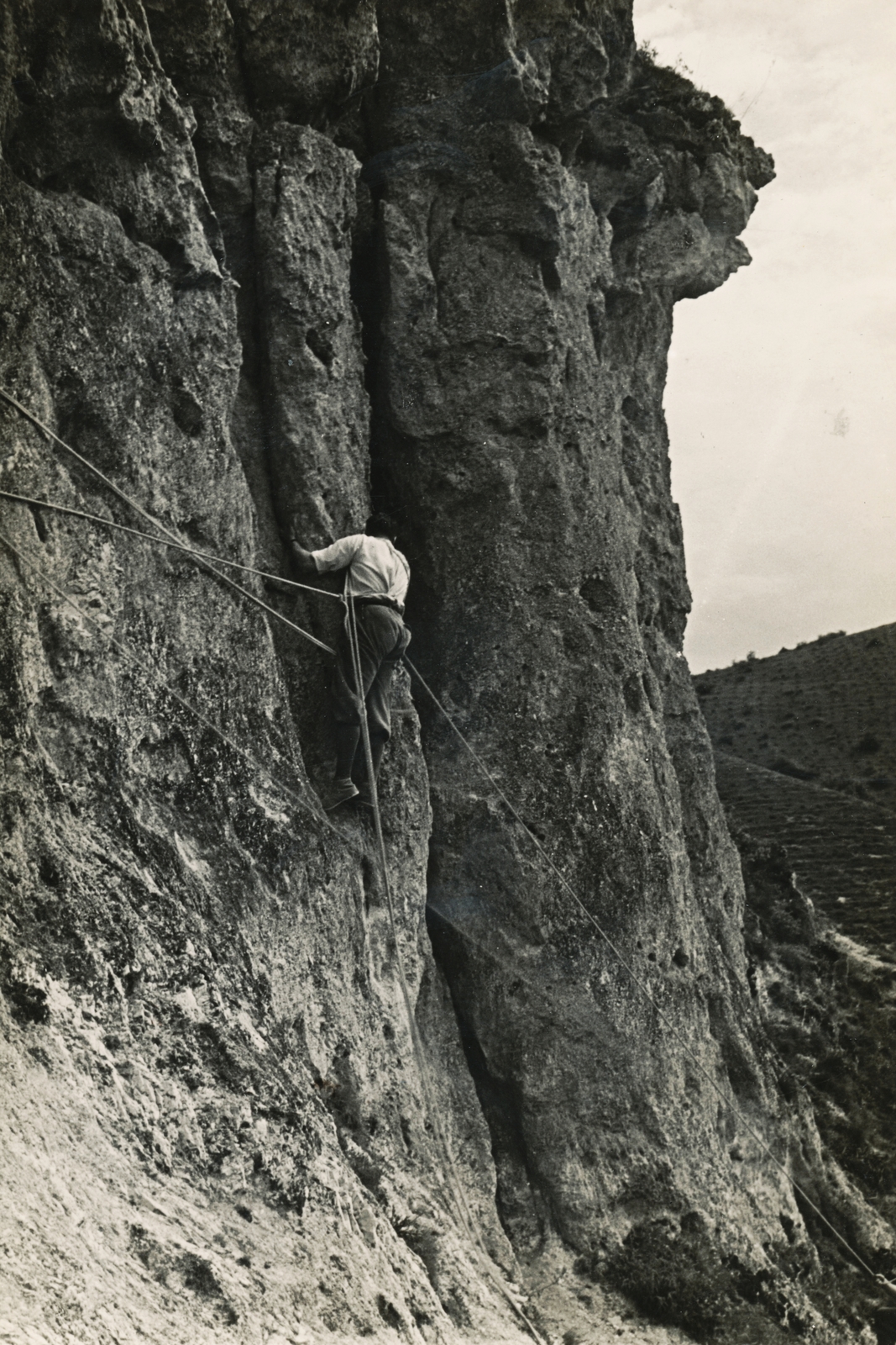 Hungary, Pilisszentiván, Ördög-torony., 1929, Schermann Ákos, Mountaineering, hill climbing, crag, Fortepan #95784