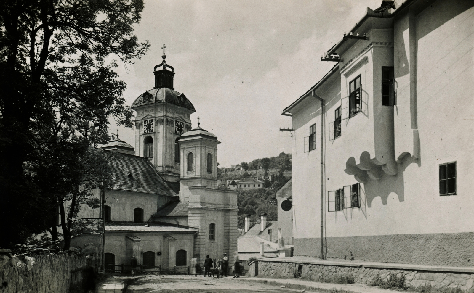 Szlovákia, Selmecbánya, ulica Akademická, szemben a Szűz Mária Mennybemenetele templom (Kostol Nanebovzatia Panny Márie)., 1930, Schermann Ákos, Csehszlovákia, Fortepan #95796