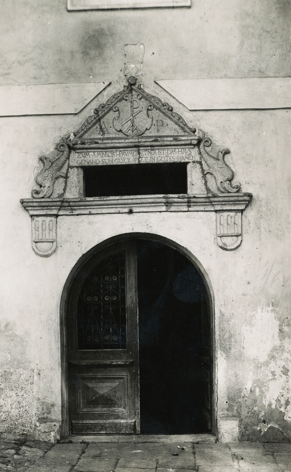 Slovakia, Selva di Val Gardena, Szentháromság tér 23., a Baumgartner ház kapuja., 1930, Schermann Ákos, Czechoslovakia, gate, crest, Fortepan #95797