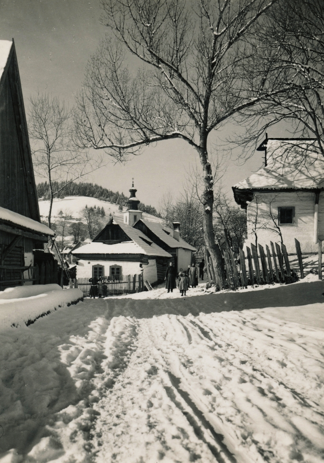 Szlovákia, Hernádtapolca, Fő utca., 1931, Schermann Ákos, Csehszlovákia, tél, hó, léckerítés, Fortepan #95805