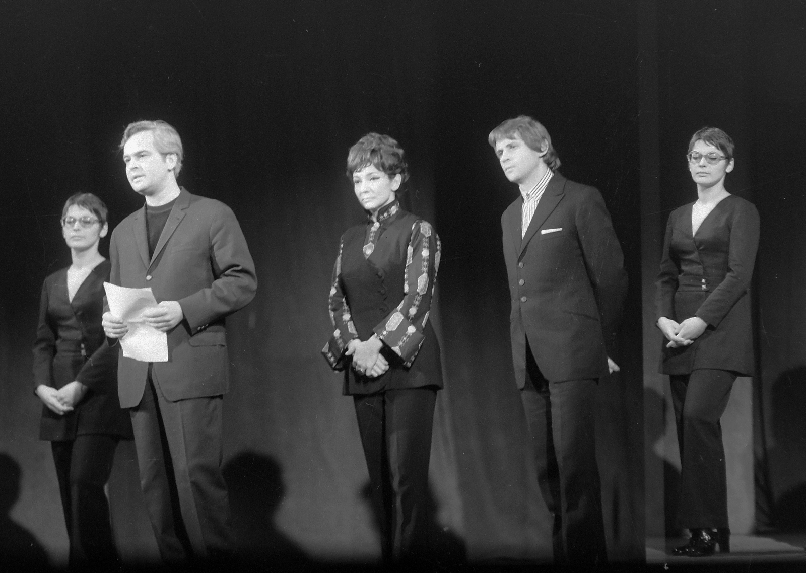 Hungary, Budapest V., Latinovits Zoltán, Csernus Mariann, Fodor Tamás és Ronyecz Mária (kétszer) színművészek., 1972, Kádas Tibor, art of theater, celebrity, actor, Budapest, intertwined fingers, erroneous photo, shadow, Fortepan #9582