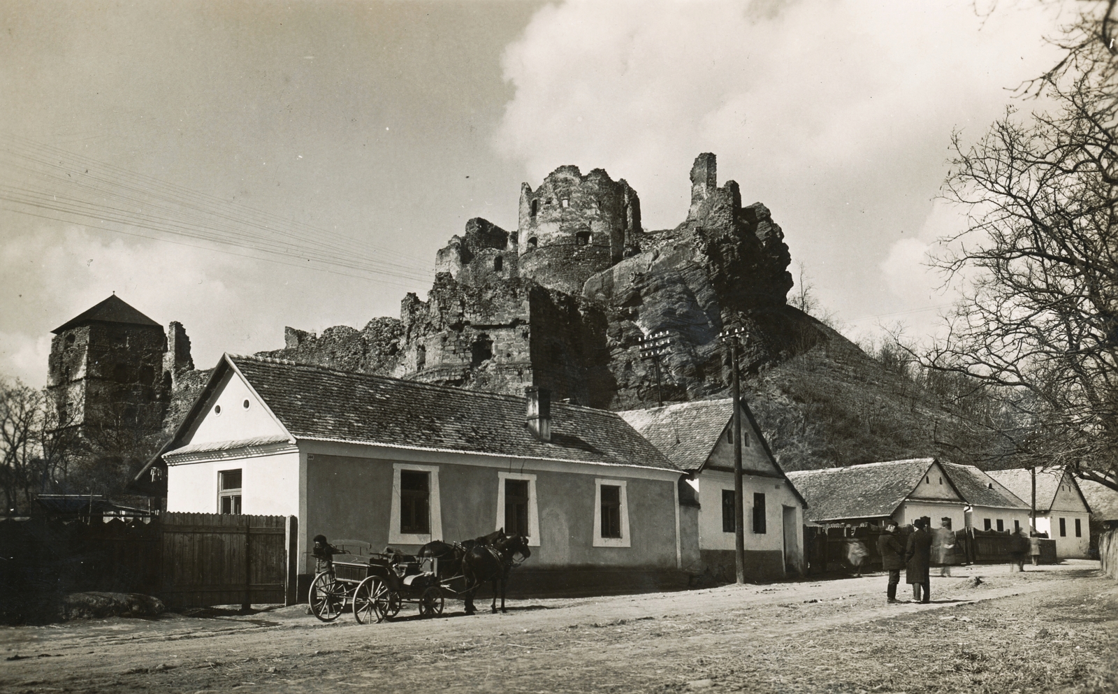 Szlovákia, Fülek, ulica Slovenského národného povstania (Szlovák Nemzeti Felkelés) az ulica Továrenská (Gyári utca) felé nézve, szemben a vár., 1933, Schermann Ákos, Csehszlovákia, várrom, Fortepan #95827