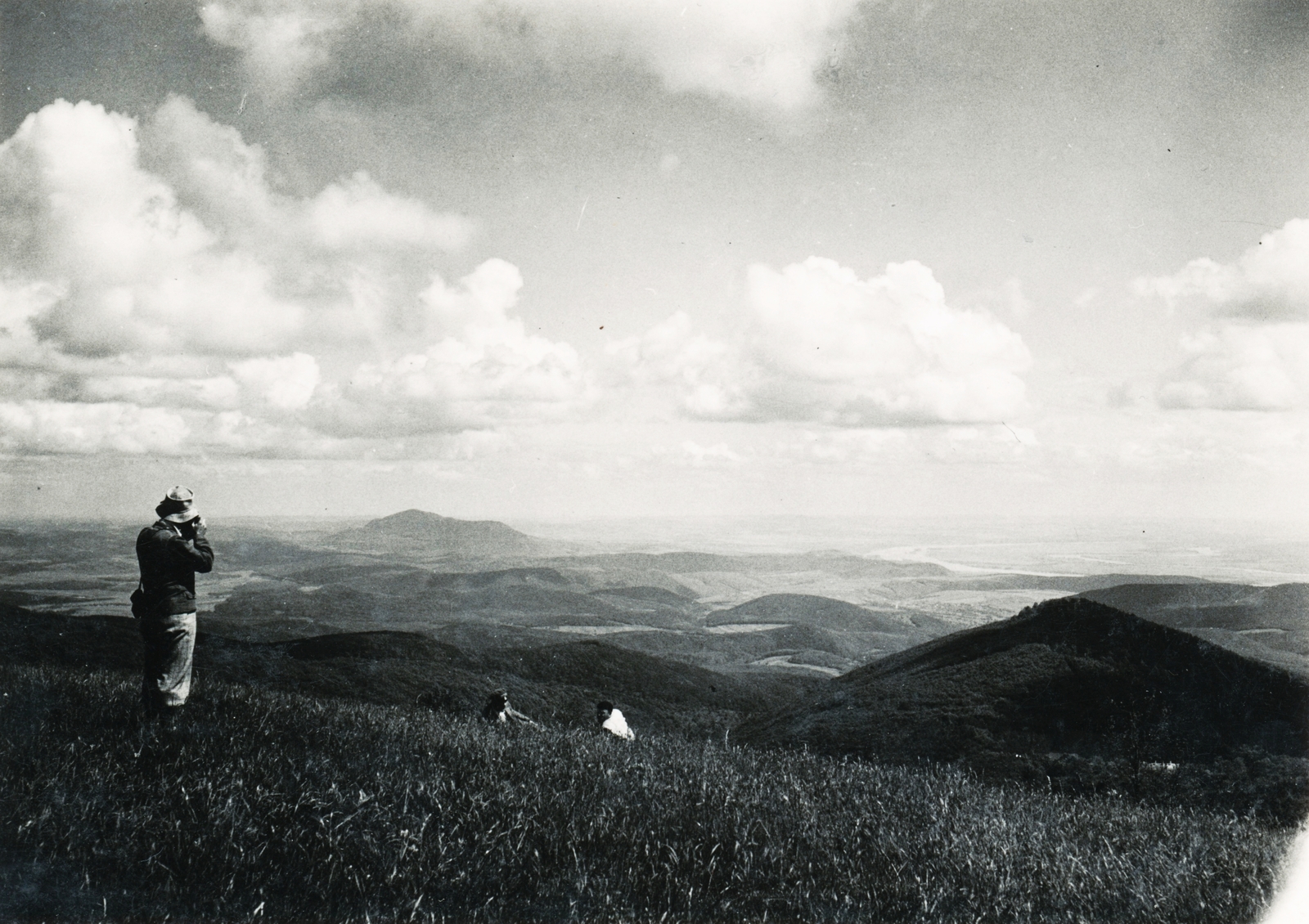 Magyarország, Börzsöny, panoráma a Nagy-Hideg-hegyről, a távolban kissé balra a Naszály-hegy, jobbra a Duna., 1932, Schermann Ákos, látkép, hegy, Fortepan #95837