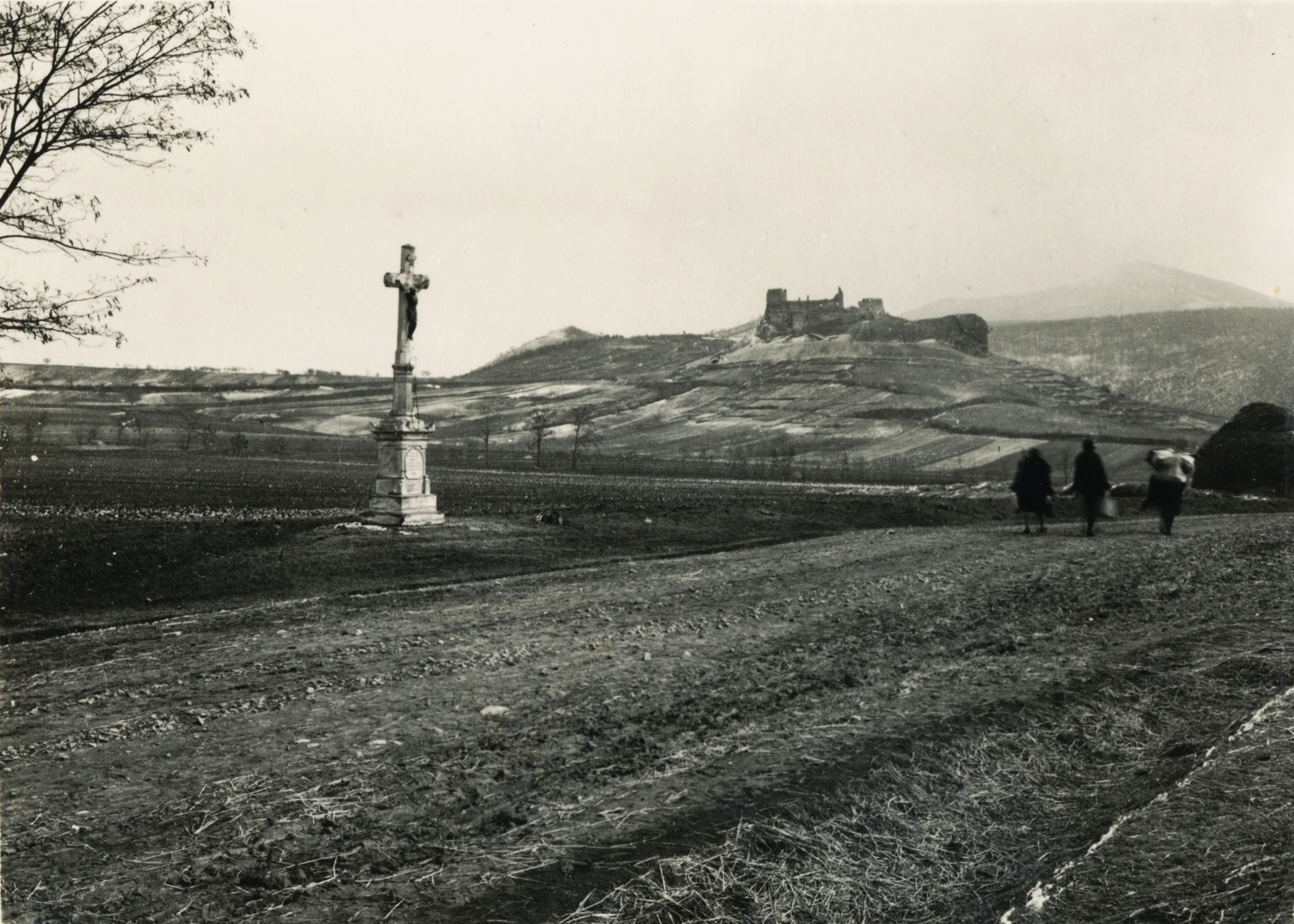 Hungary, Boldogkőváralja, kőkereszt a Kossuth Lajos utcánál, háttérben a vár., 1932, Schermann Ákos, castle ruins, crucifix, Fortepan #95847