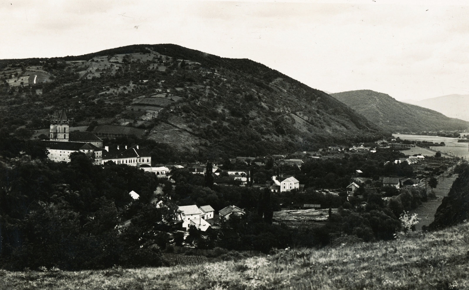 Slovakia, Hronský Beňadik, balra az apátság., 1939, Schermann Ákos, First Slovak Republic, Fortepan #95861
