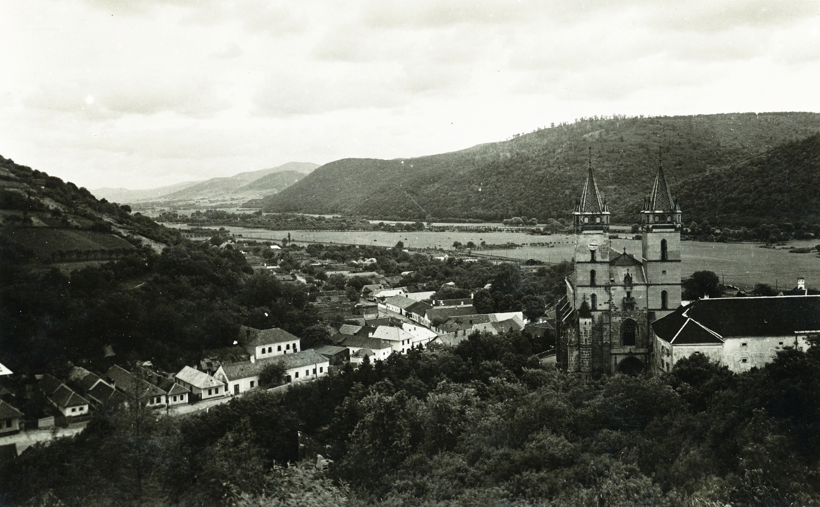 Slovakia, Hronský Beňadik, jobbra a bencés apátsági templom és kolostor épülettömbje, háttérben a Garam folyó., 1939, Schermann Ákos, watch, cityscape, picture, First Slovak Republic, Benedictines, Fortepan #95863