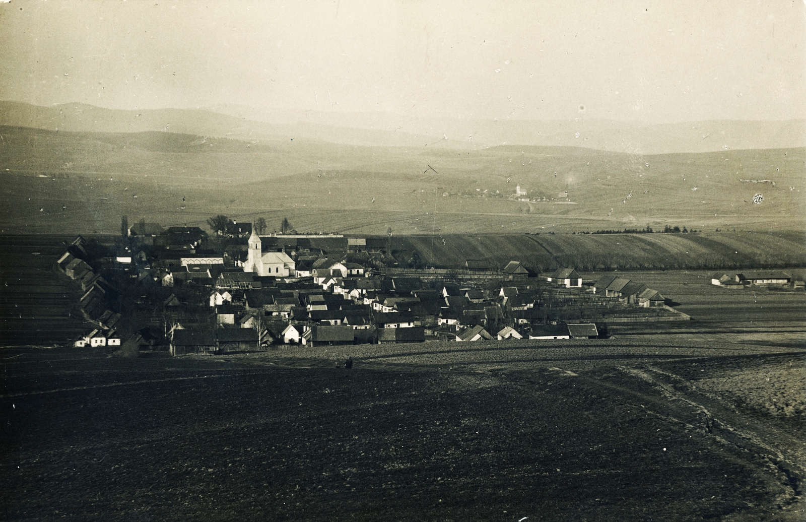 Slovakia, Spišské Tomášovce, látkép a falu felé, középpontban a Szent Mihály-templom. Távolabb Arnótfalva látszik., 1935, Schermann Ákos, Czechoslovakia, church, Fortepan #95871