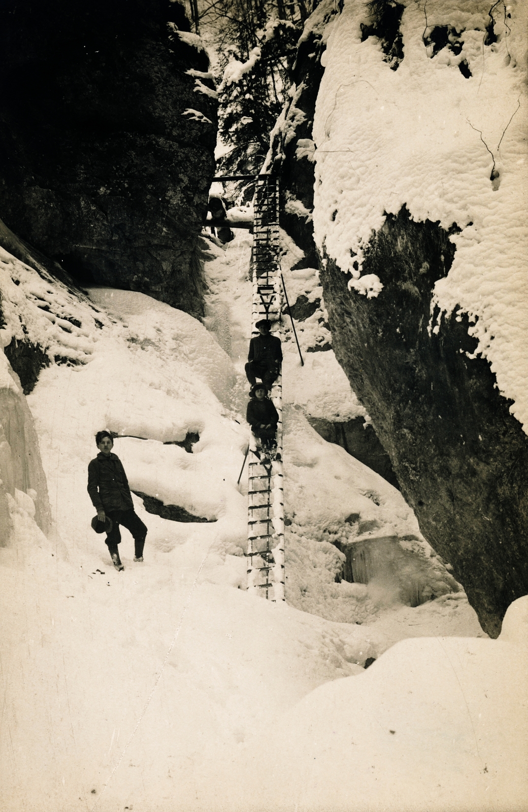 Slovakia, Slovak Paradise National Park, Kiszel-patak völgye, Kossuth kápolnája., 1926, Schermann Ákos, Czechoslovakia, winter, snow, men, ladder, rock, sitting on a ladder, Fortepan #95893