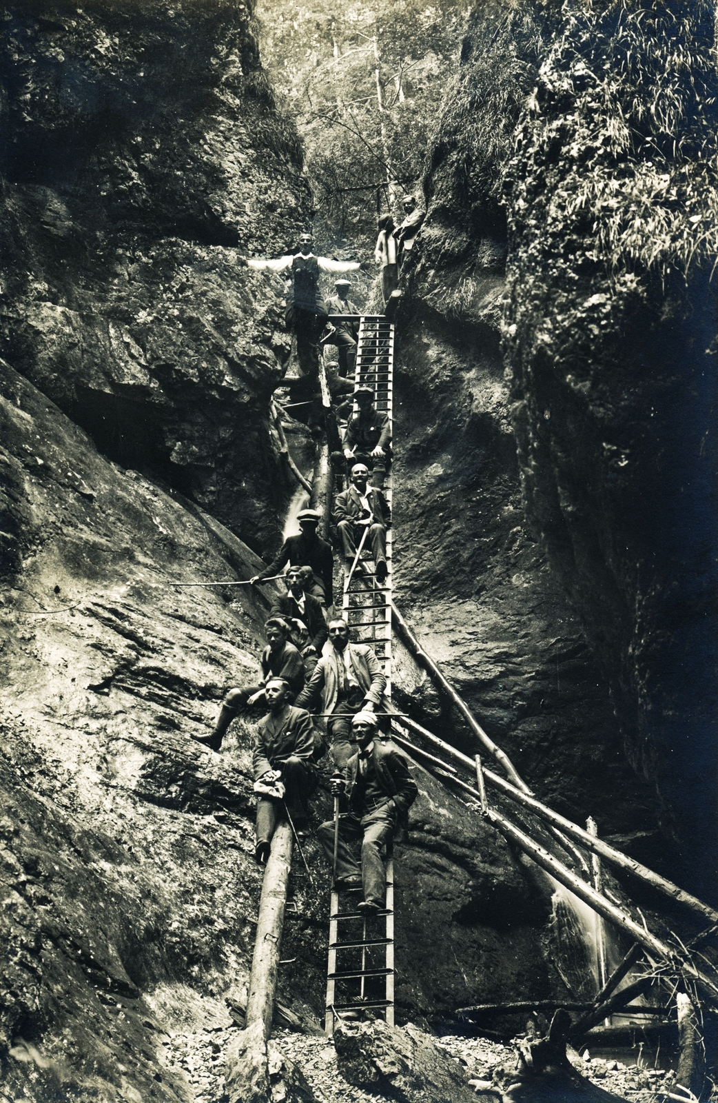 Slovakia, Slovak Paradise National Park, Kiszel-patak völgye, Kossuth kápolnája., 1928, Schermann Ákos, Czechoslovakia, ladder, Fortepan #95894