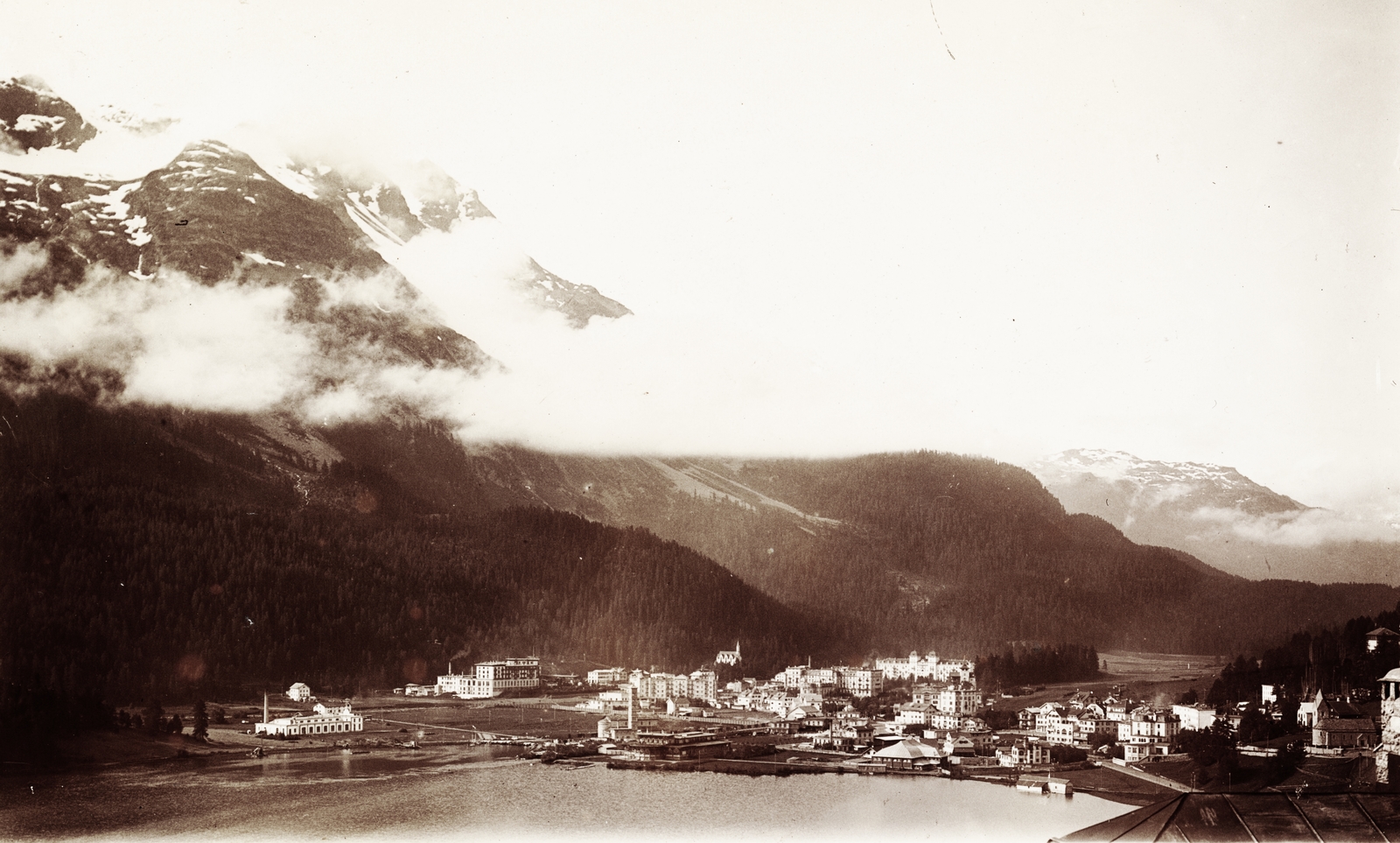 Svájc, St. Moritz, látkép, középen a tóparton a St. Karl-templom., 1927, Schermann Ákos, madártávlat, hegyoldal, köd, Fortepan #95900