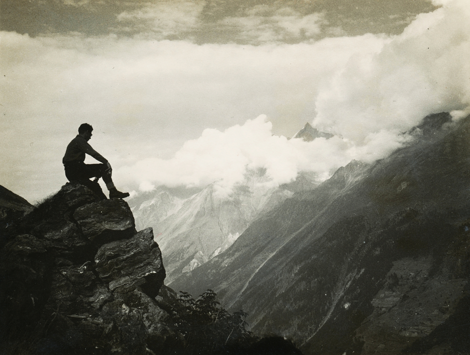 1927, Schermann Ákos, sitting on a rock, Fortepan #95906