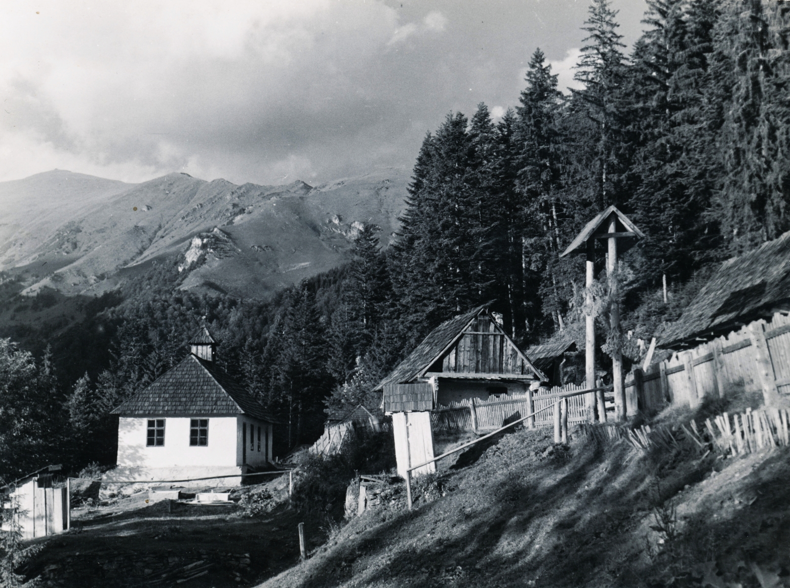 Románia,Erdély, Radnaborberek, háttérben a Radnai-havasok., 1941, Schermann Ákos, Fortepan #95934