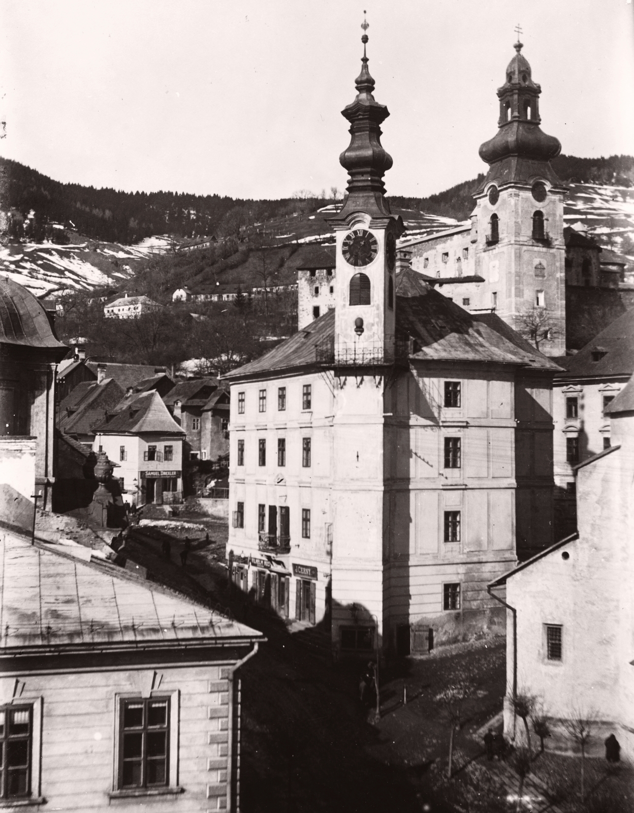 Szlovákia, Selmecbánya, elöl a Városháza az óratoronnyal, mögötte az Óvár tornya., 1930, Schermann Ákos, Csehszlovákia, középület, őrtorony, Fortepan #95935