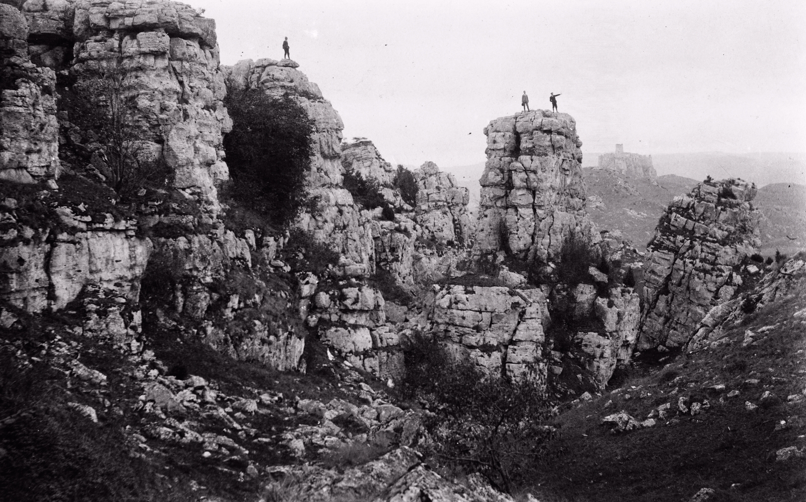 Slovakia, Žehra, a Dreveník hegy sziklái, háttérben Szepes vára., 1928, Schermann Ákos, Czechoslovakia, rock, Fortepan #95936